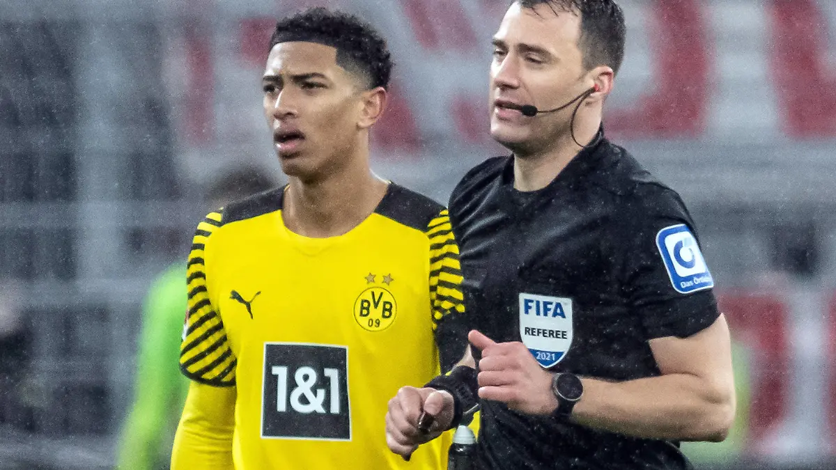 ARCHIV - 04.12.2021, Nordrhein-Westfalen, Dortmund: Fußball, Bundesliga, Borussia Dortmund - FC Bayern München, 14. Spieltag, Signal Iduna Park: Schiedsrichter Felix Zwayer (r) läuft an Dortmunds Jude Bellingham zum Spielfeldrand, um sich den Videobeweis für den anschließend gegebenen Strafstoß anzuschauen.     (zu dpa "Zwayer: Offene Referee-Zukunft und Gesprächswunsch mit Bellingham") Foto: Bernd Thissen/dpa +++ dpa-Bildfunk +++