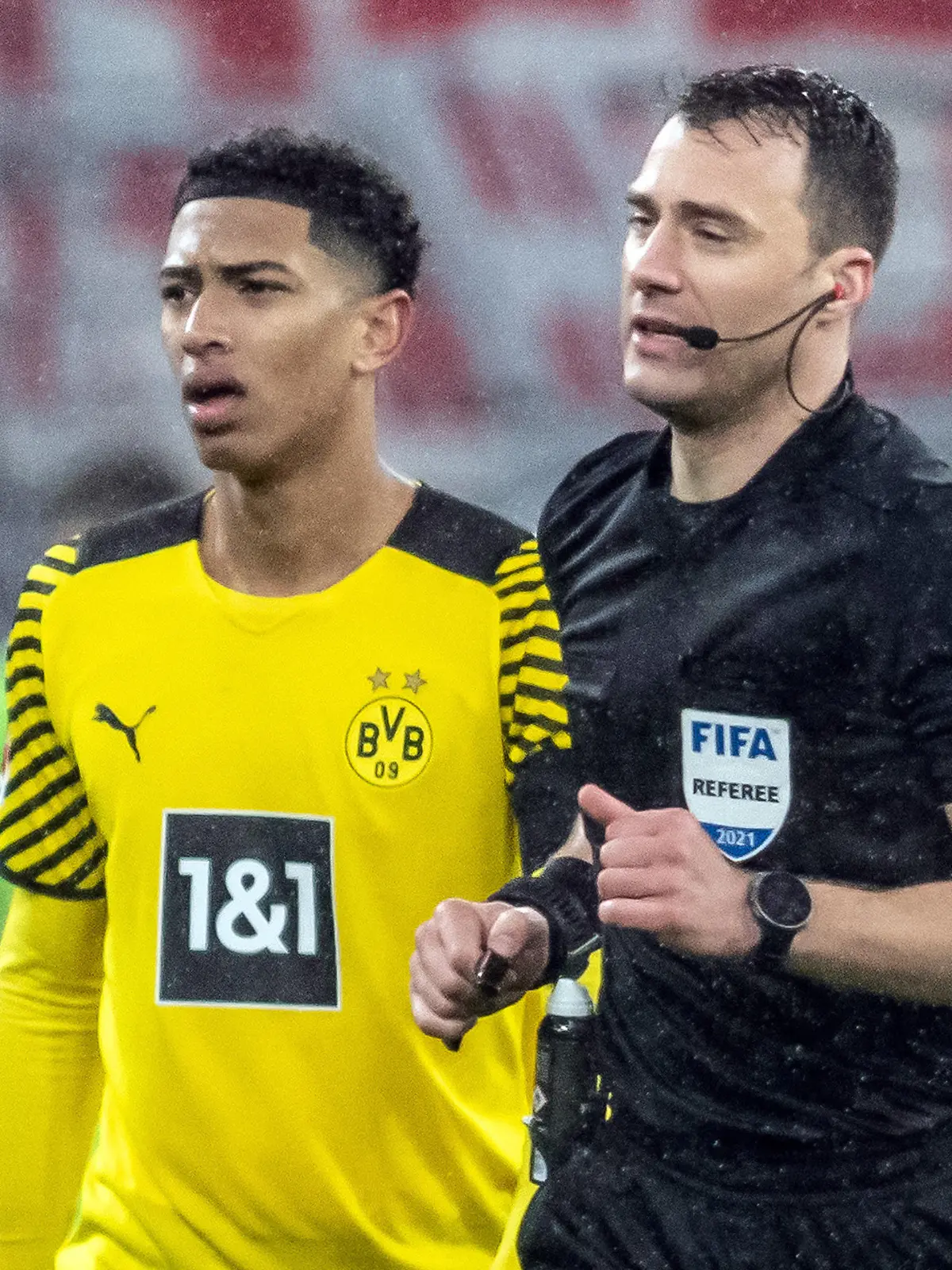 ARCHIV - 04.12.2021, Nordrhein-Westfalen, Dortmund: Fußball, Bundesliga, Borussia Dortmund - FC Bayern München, 14. Spieltag, Signal Iduna Park: Schiedsrichter Felix Zwayer (r) läuft an Dortmunds Jude Bellingham zum Spielfeldrand, um sich den Videobeweis für den anschließend gegebenen Strafstoß anzuschauen.     (zu dpa "Zwayer: Offene Referee-Zukunft und Gesprächswunsch mit Bellingham") Foto: Bernd Thissen/dpa +++ dpa-Bildfunk +++