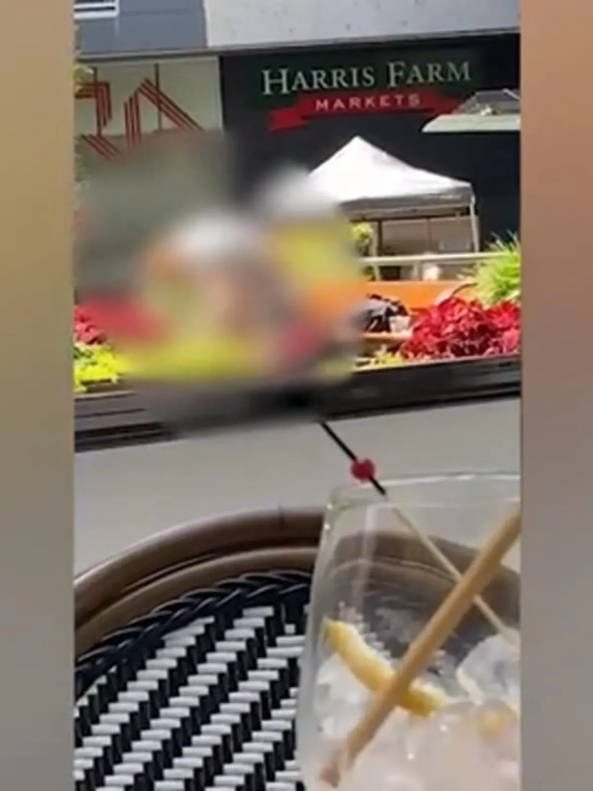 In einer Einkaufsmeile in Sydney hat es dieses Paar nicht mehr ins eigene Schlafzimmer geschafft, das Schäferstündchen fand in der Sonne Australiens statt. Mitten auf einem belebten Platz, sehr zum Unmut der Touristen und Anwohner. Die Polizei untersucht den Fall nun, die beiden Liebesvögel sollen angezeigt werden: Wegen Erregung öffentlichen Ärgernisses.