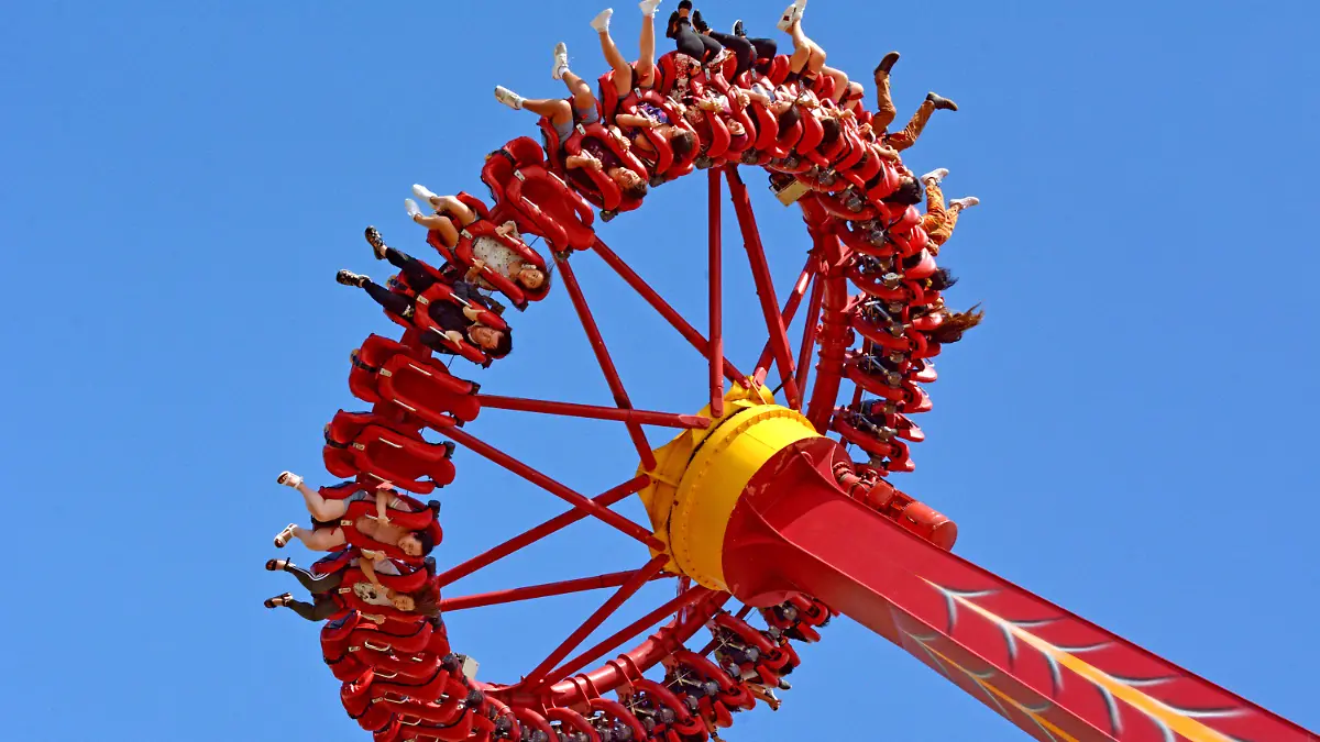 GOLD COAST - DEC 19 2018:People rides on the Claw an Intamin Gyro Swing at Dreamworld in Gold Coast Queensland, Australia.It's one of the The most powerful pendulum ride in the world. Photo via Newscom picture alliance