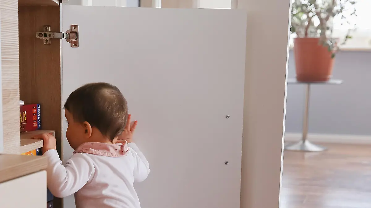 ILLUSTRATION - Ein kleines Maedchen erkundet am 14.03.2019 in einer Wohnung in Riede die Schraenke im Wohnzimmer (gestellte Szene). Foto: Mascha Brichta
