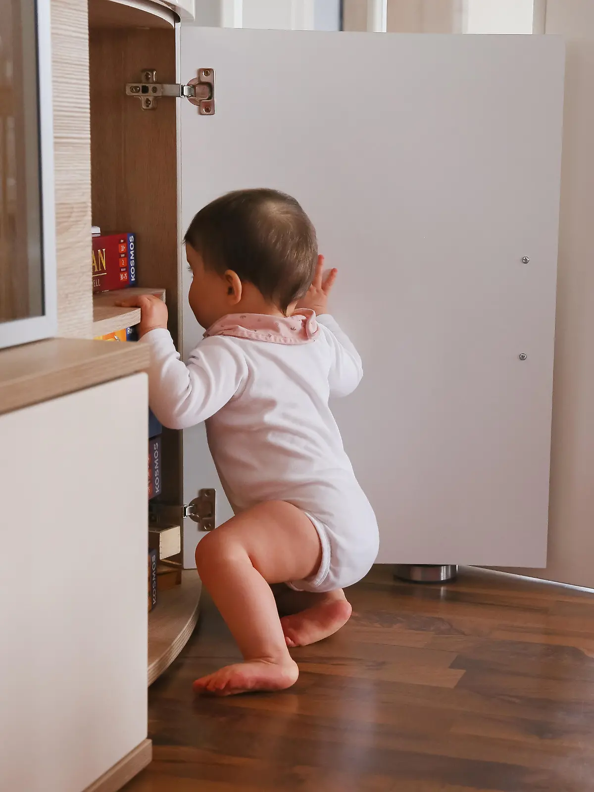 ILLUSTRATION - Ein kleines Maedchen erkundet am 14.03.2019 in einer Wohnung in Riede die Schraenke im Wohnzimmer (gestellte Szene). Foto: Mascha Brichta