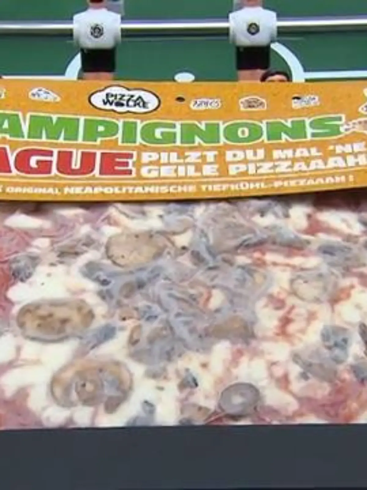 Seit Beginn der Corona-Pandemie verkauft die Pizzeria „Pizza Wolke“ aus Gießen Tiefkühlpizza für zu Hause. Ihre neuste Pizza hat der Geschäftsführer Shadi Souri „Champignons League“ genannt. Das Problem: Die UEFA findet das nicht gut, weil der Name der Champions League zum verwechseln ähnlich klingt und klagt nun Markenrecht ein.