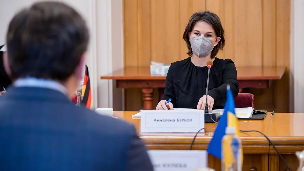 German Foreign Minister Annalena Baerbock attends a meeting with Ukrainian Foreign Minister Dmytro Kuleba in Kyiv, Ukraine January 17, 2022. Ukrainian Foreign Ministry/Handout via REUTERS ATTENTION EDITORS - THIS IMAGE WAS PROVIDED BY A THIRD PARTY.