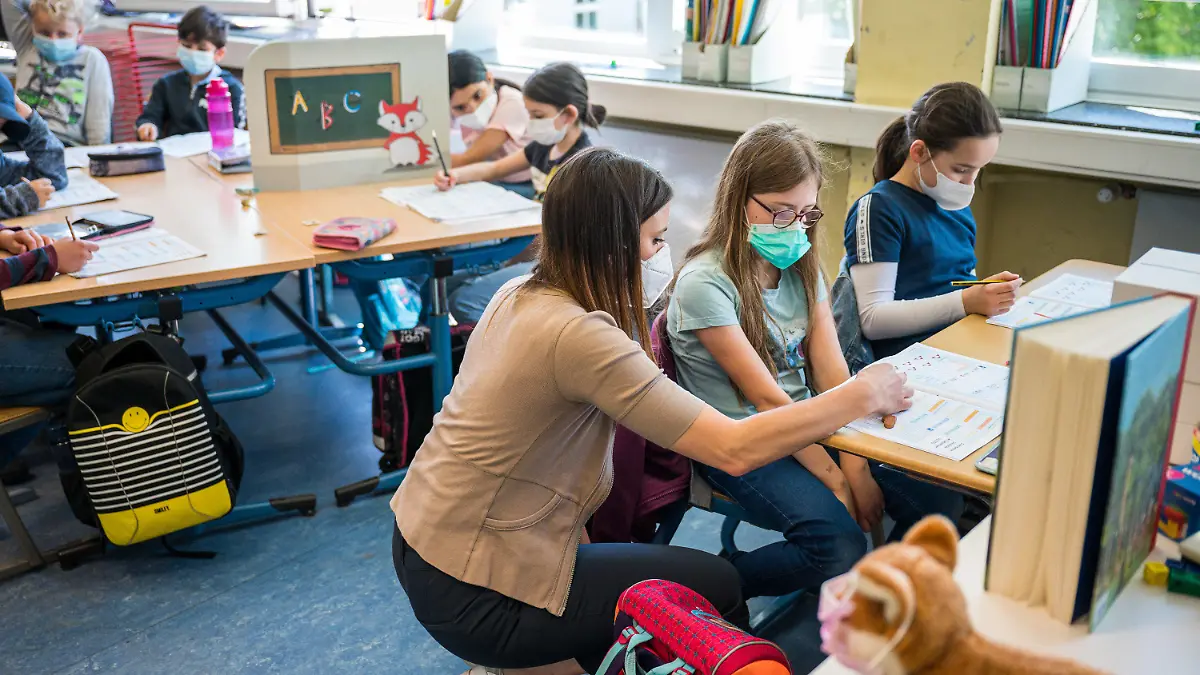 31.05.2021, Saarland, Saarbrücken: Lehrerin Caroline Heckert unterrichtet die Klasse 3.1 der Grundschule Rodenhof in Saarbrücken. Am heutigen Montag beginnt das Saarland mit dem Präsenzunterricht in den Schulen. Foto: Oliver Dietze/dpa - ACHTUNG: Nur zur redaktionellen Verwendung im Zusammenhang mit der aktuellen Berichterstattung und nur mit vollständiger Nennung des vorstehenden Credits +++ dpa-Bildfunk +++
