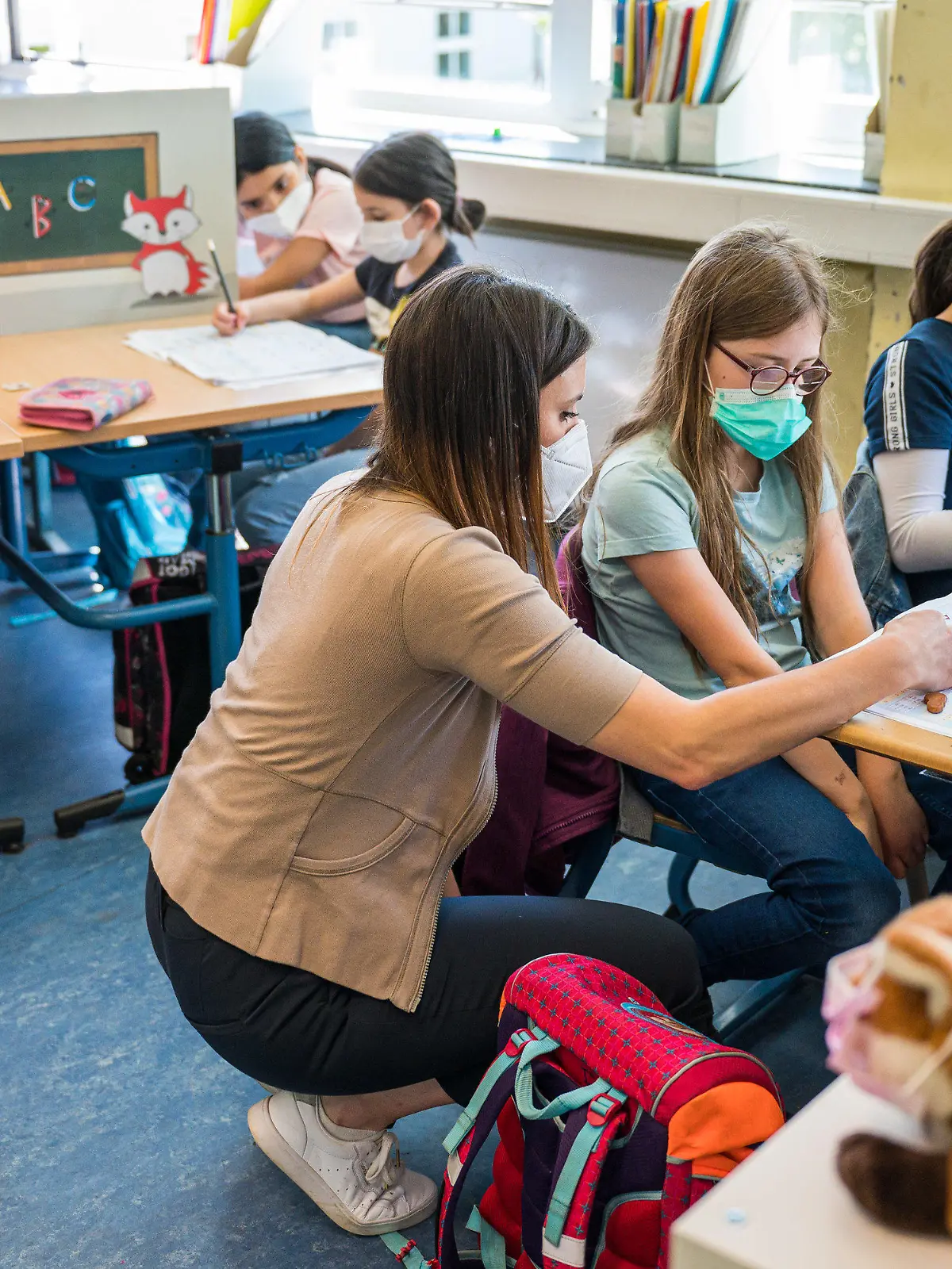 31.05.2021, Saarland, Saarbrücken: Lehrerin Caroline Heckert unterrichtet die Klasse 3.1 der Grundschule Rodenhof in Saarbrücken. Am heutigen Montag beginnt das Saarland mit dem Präsenzunterricht in den Schulen. Foto: Oliver Dietze/dpa - ACHTUNG: Nur zur redaktionellen Verwendung im Zusammenhang mit der aktuellen Berichterstattung und nur mit vollständiger Nennung des vorstehenden Credits +++ dpa-Bildfunk +++