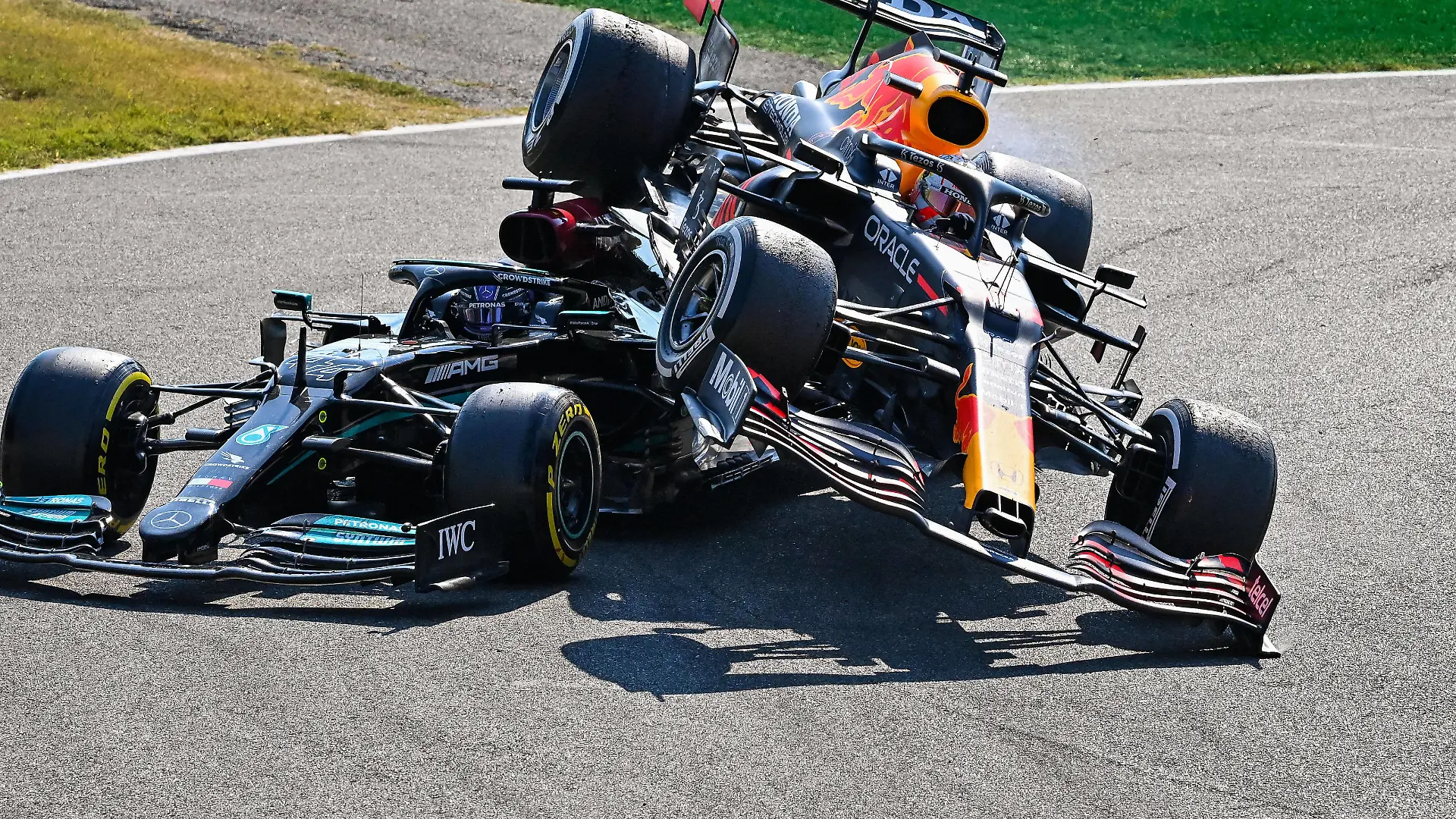 HAMILTON Lewis gbr, Mercedes AMG F1 GP W12 E Performance, VERSTAPPEN Max ned, Red Bull Racing Honda RB16B, action crash, accident, during the Formula 1 Heineken Gran Premio D italia 2021, Italian Grand Prix, 14th round of the 2021 FIA Formula One World Championship, WM, Weltmeisterschaft from September 9 to 12, 2021 on the Autodromo Nazionale di Monza, in Monza, Italy FORMULE 1 : Grand prix d Italie - Monza - 12/09/2021 DPPI/Panoramic PUBLICATIONxNOTxINxFRAxITAxBEL 20210912_GOODEN_12-09-21-ITA-4112-PVE 