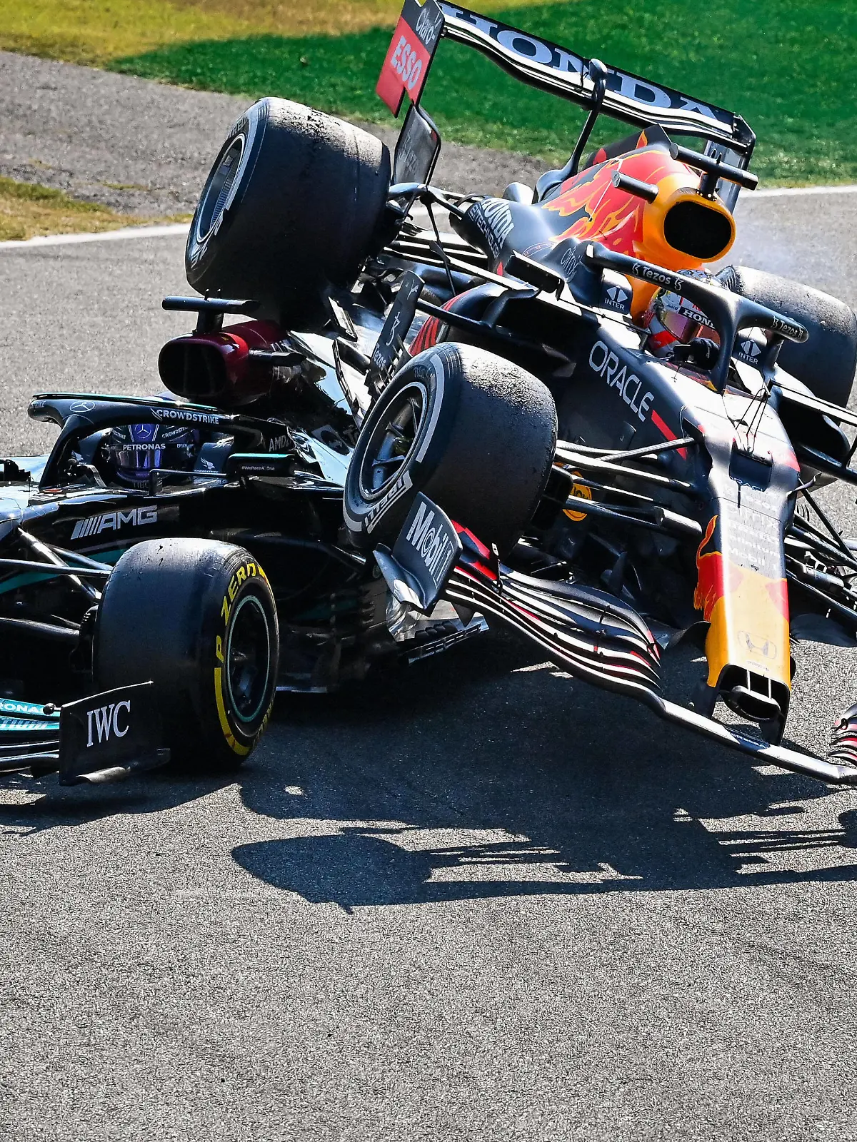HAMILTON Lewis gbr, Mercedes AMG F1 GP W12 E Performance, VERSTAPPEN Max ned, Red Bull Racing Honda RB16B, action crash, accident, during the Formula 1 Heineken Gran Premio D italia 2021, Italian Grand Prix, 14th round of the 2021 FIA Formula One World Championship, WM, Weltmeisterschaft from September 9 to 12, 2021 on the Autodromo Nazionale di Monza, in Monza, Italy FORMULE 1 : Grand prix d Italie - Monza - 12/09/2021 DPPI/Panoramic PUBLICATIONxNOTxINxFRAxITAxBEL 20210912_GOODEN_12-09-21-ITA-4112-PVE 