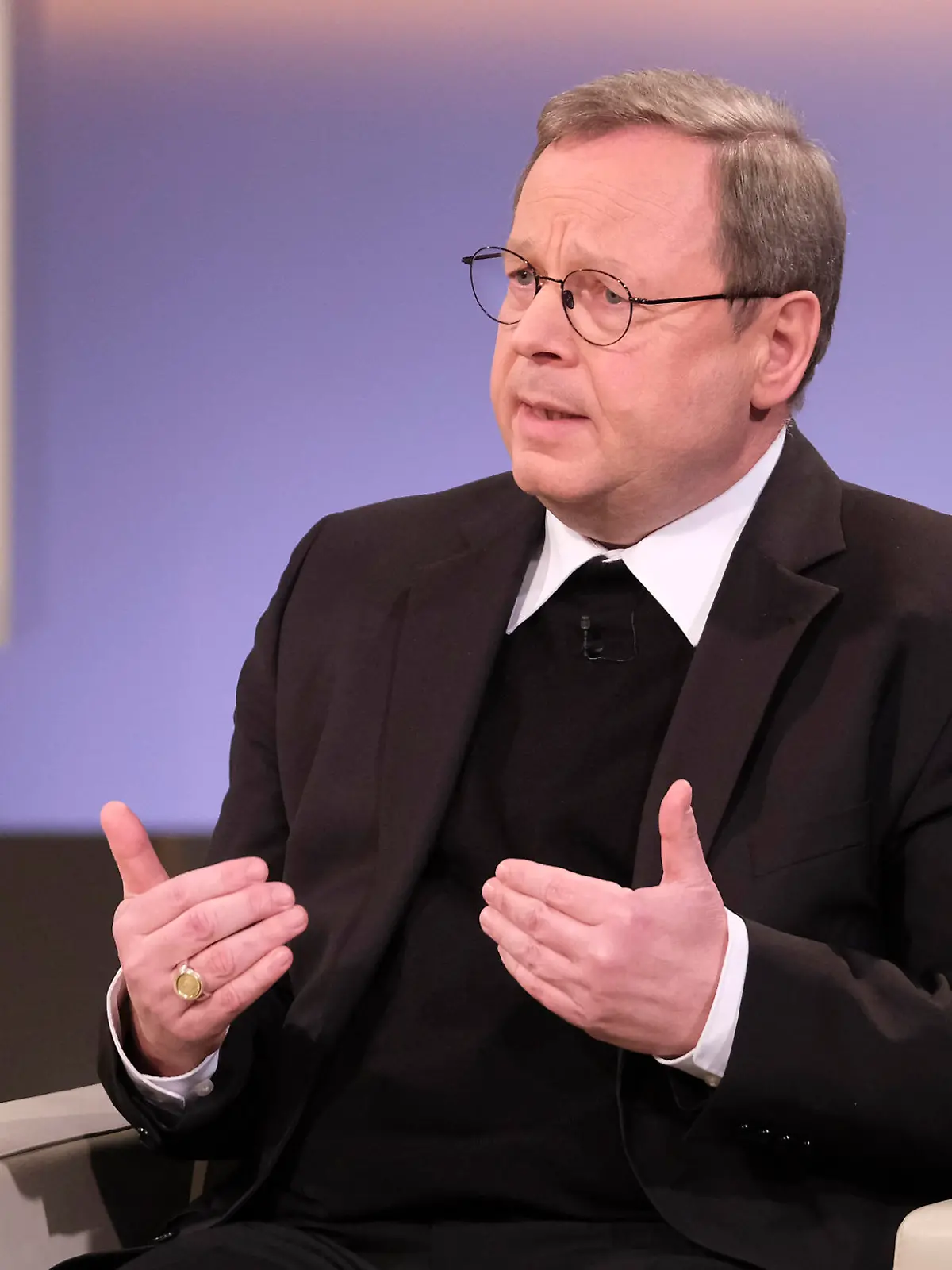 HANDOUT - 30.01.2022, Berlin: Auf diesem vom Norddeutschen Rundfunk zur Verfügung gestellten Bild spricht der Gast Georg Bätzing, Bischof von Limburg und Vorsitzender der Deutschen Bischofskonferenz, während der Talk-Show «Anne Will» am Sonntag Abend um 21:45 Uhr im ERSTEN zu «Missbrauch, Lügen, Vertuschung - ist diese Kirche noch zu retten?». Bätzing hat von dem emeritierten Papst Benedikt eine Entschuldigung für sein Verhalten im Missbrauchsskandal der katholischen Kirche gefordert. «Er muss sich äußern, und er muss sich über seine Berater hinwegsetzen und im Grunde den schlichten, einfachen Satz sagen: "Ich habe Schuld auf mich geladen, ich habe Fehler gemacht, ich bitte die Betroffenen um Verzeihung."». Foto: Wolfgang Borrs/ARD/NDR Presse und Information/dpa - ACHTUNG: Nur zur redaktionellen Verwendung im Zusammenhang mit der aktuellen Berichterstattung und nur mit vollständiger Nennung des vorstehenden Credits +++ dpa-Bildfunk +++