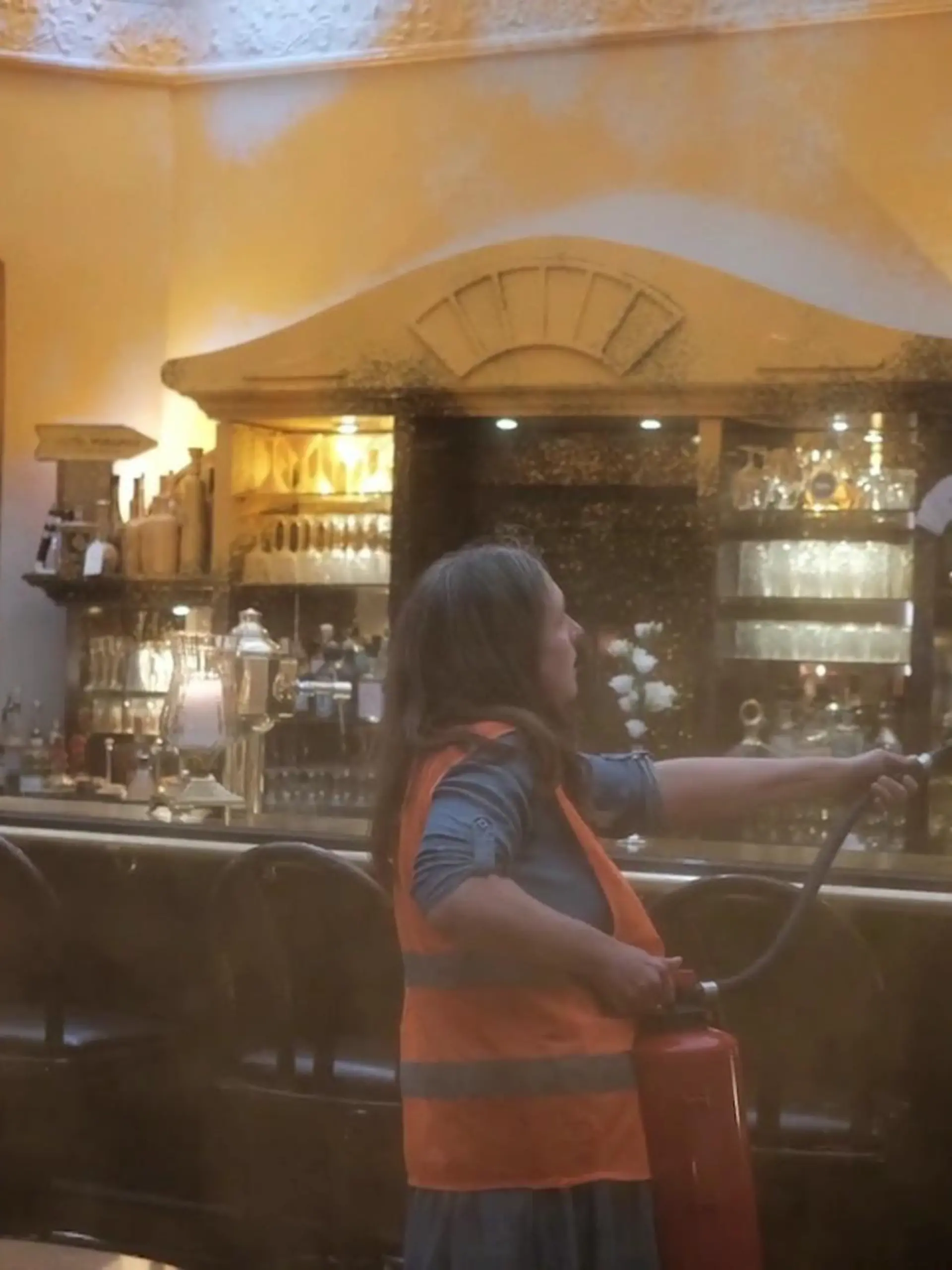 Die Letzte Generation hält Sylt in Atem! Am Dienstag (6. Juni) bekommt ein Privatjet einen unfreiwilligen neuen Anstrich, zweite Tage später muss die Bar des Luxushotels Miramar dran glauben.