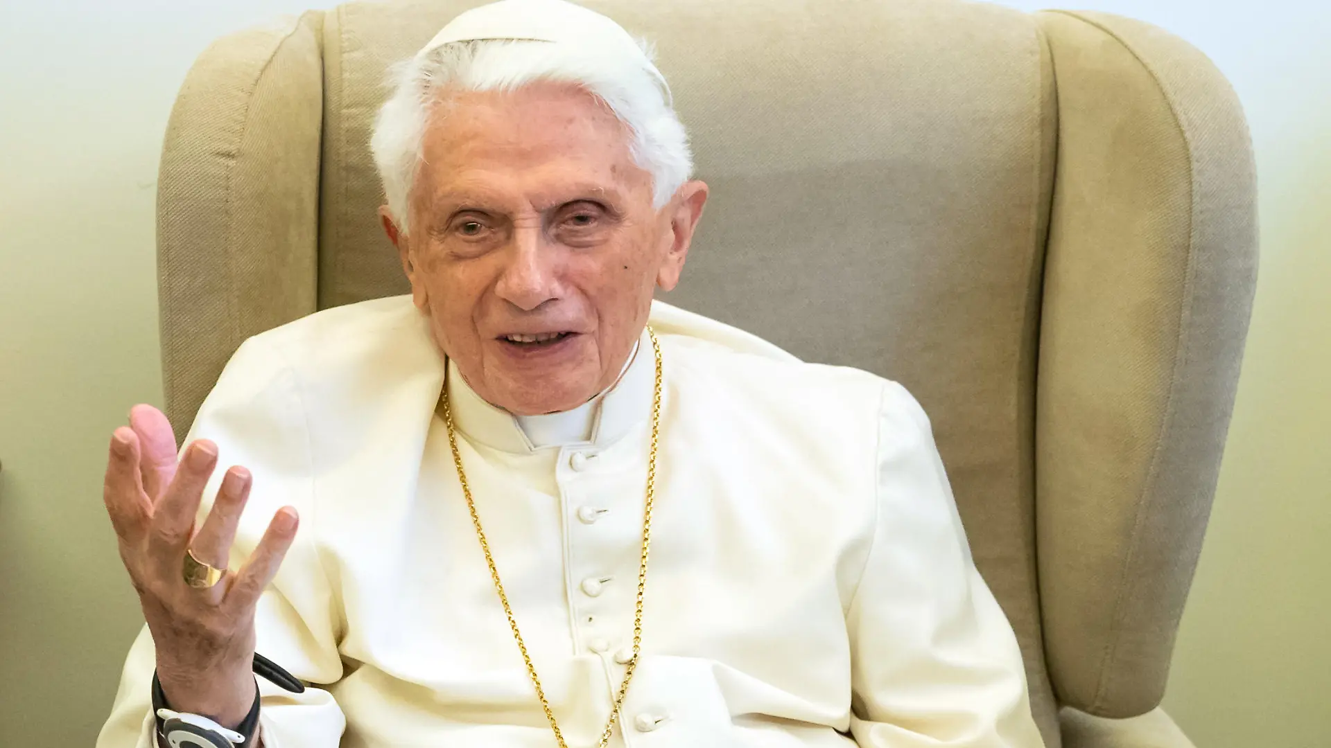 ARCHIV - 01.06.2018, Vatikan, Vatikanstadt: Der emeritierte Papst Benedikt XVI gibt ein Interview. Der emeritierte Papst Benedikt XVI. hat eingeräumt, bei seiner Stellungnahme für das Missbrauchsgutachten des Erzbistums München und Freising eine falsche Aussage gemacht zu haben. Er habe demnach anders als zunächst behauptet doch im Jahr 1980 als Erzbischof von München und Freising an einer Sitzung teilgenommen, bei der über einen Priester gesprochen wurde, der mehrfach wegen sexuellen Missbrauchs von Kindern auffällig geworden war. Das teilte Benedikts Privatsekretär Gänswein am Montag in einer Presseerklärung mit, die das Portal «Vatican News» und die Tagespost Stiftung veröffentlichten. Jener Priester wurde später in Bayern wieder als Seelsorger eingesetzt. Foto: Daniel Karmann/dpa +++ dpa-Bildfunk +++