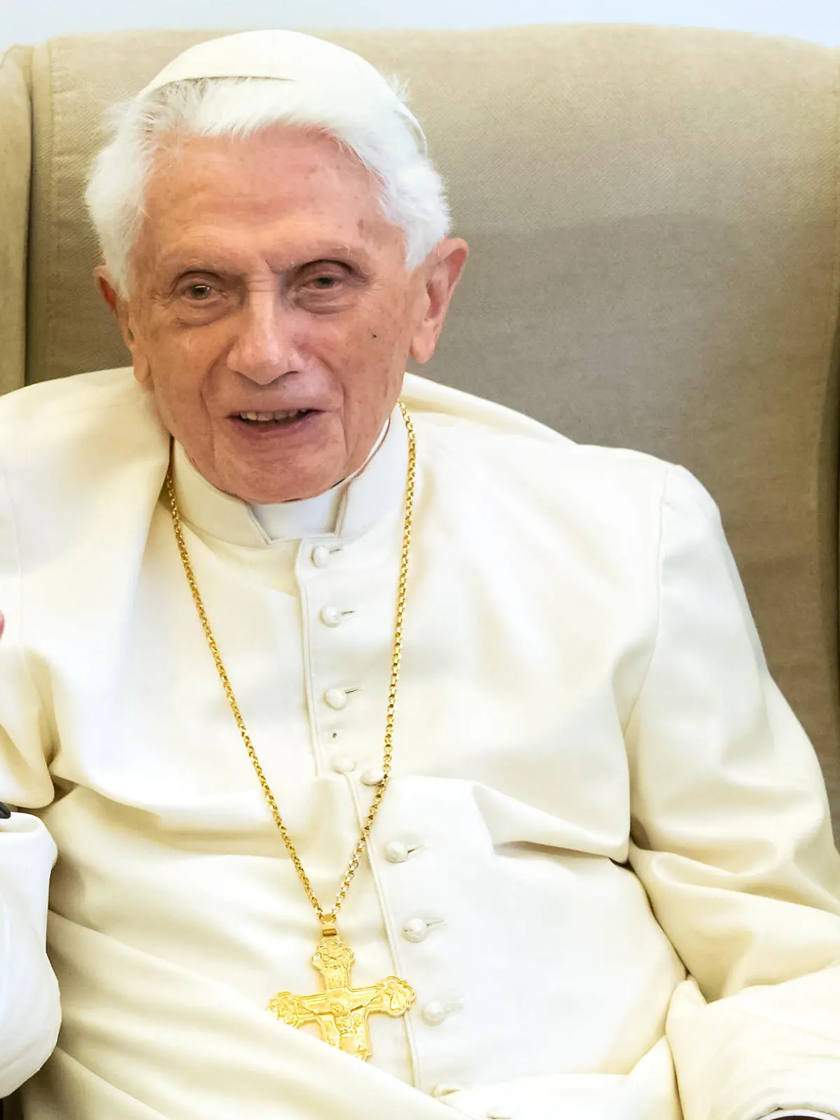 ARCHIV - 01.06.2018, Vatikan, Vatikanstadt: Der emeritierte Papst Benedikt XVI gibt ein Interview. Der emeritierte Papst Benedikt XVI. hat eingeräumt, bei seiner Stellungnahme für das Missbrauchsgutachten des Erzbistums München und Freising eine falsche Aussage gemacht zu haben. Er habe demnach anders als zunächst behauptet doch im Jahr 1980 als Erzbischof von München und Freising an einer Sitzung teilgenommen, bei der über einen Priester gesprochen wurde, der mehrfach wegen sexuellen Missbrauchs von Kindern auffällig geworden war. Das teilte Benedikts Privatsekretär Gänswein am Montag in einer Presseerklärung mit, die das Portal «Vatican News» und die Tagespost Stiftung veröffentlichten. Jener Priester wurde später in Bayern wieder als Seelsorger eingesetzt. Foto: Daniel Karmann/dpa +++ dpa-Bildfunk +++