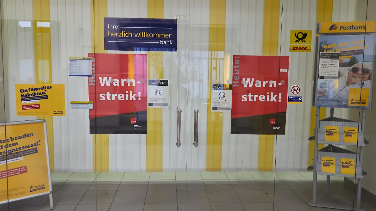 Schilder mit der Aufschrift „"Warnstreik"“ kleben an den geschlossenen Glastüren an einer Postbankfiale in Hamburg-Altona. Die Gewerkschaft Verdi rief die Beschäftigten im Postbank-Filialbetrieb zu einem digitalen Warnstreik auf. Die Aktion ist Teil einer bundesweiten Warnstreikwelle bis zum 20. Januar.