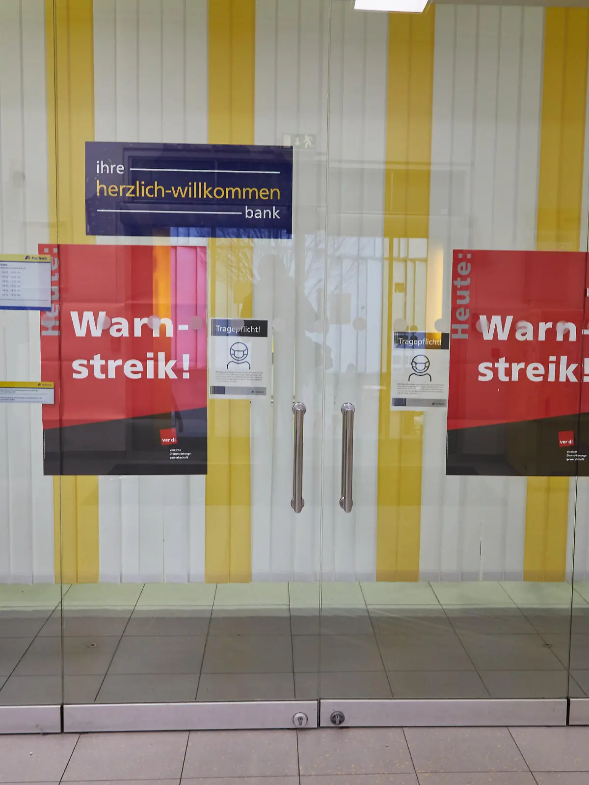 Schilder mit der Aufschrift „"Warnstreik"“ kleben an den geschlossenen Glastüren an einer Postbankfiale in Hamburg-Altona. Die Gewerkschaft Verdi rief die Beschäftigten im Postbank-Filialbetrieb zu einem digitalen Warnstreik auf. Die Aktion ist Teil einer bundesweiten Warnstreikwelle bis zum 20. Januar.