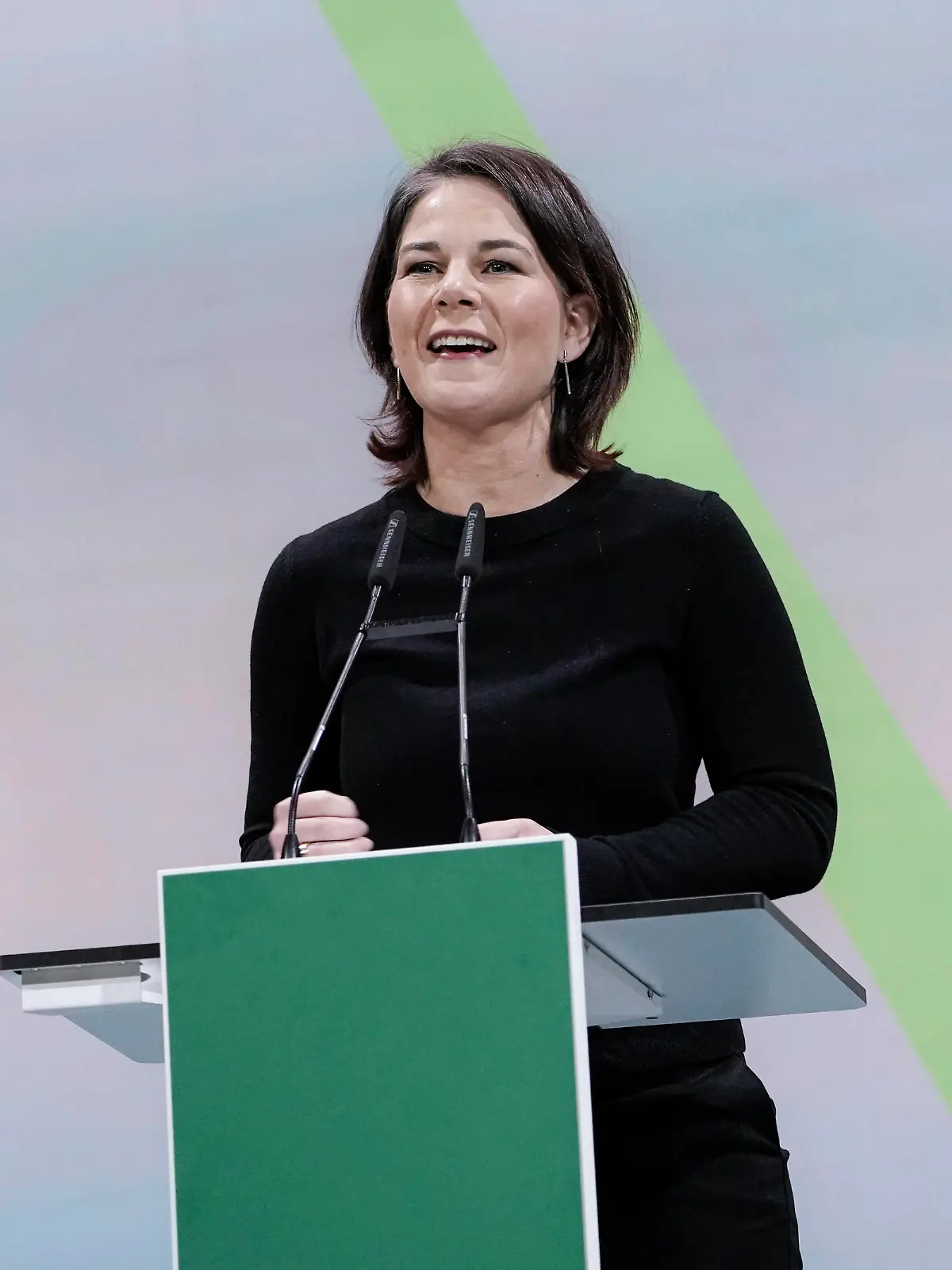 Bundesparteitag der Gruenen in Berlin Aktuell, 29.01.2022, Berlin, Außenministerin Annalena Baerbock Gruene im Portrait bei ihrer Rede zur Aenderung des Antrags zur Erhoehung der Anzal der Antragssteller beim Bundesparteitag der Gruenen im Velodrom in Berlin Berlin Berlin Deutschland 