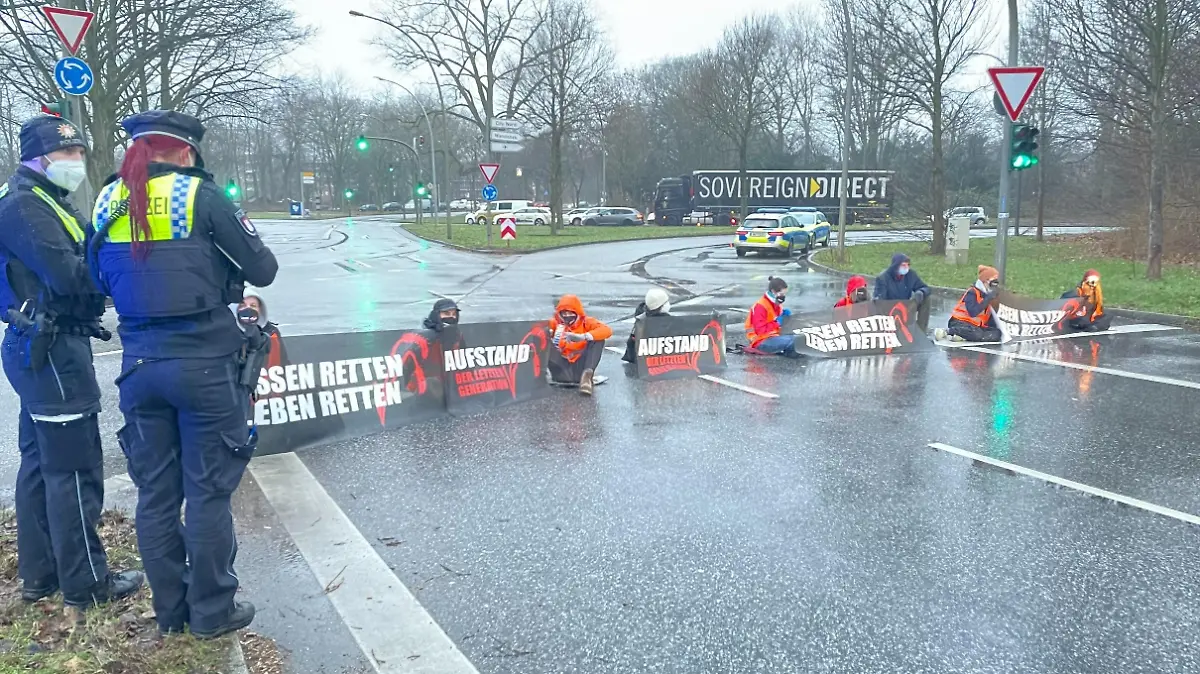 Klima-Aktivisten sorgen für Verkehrsbehinderungen in Hamburg
