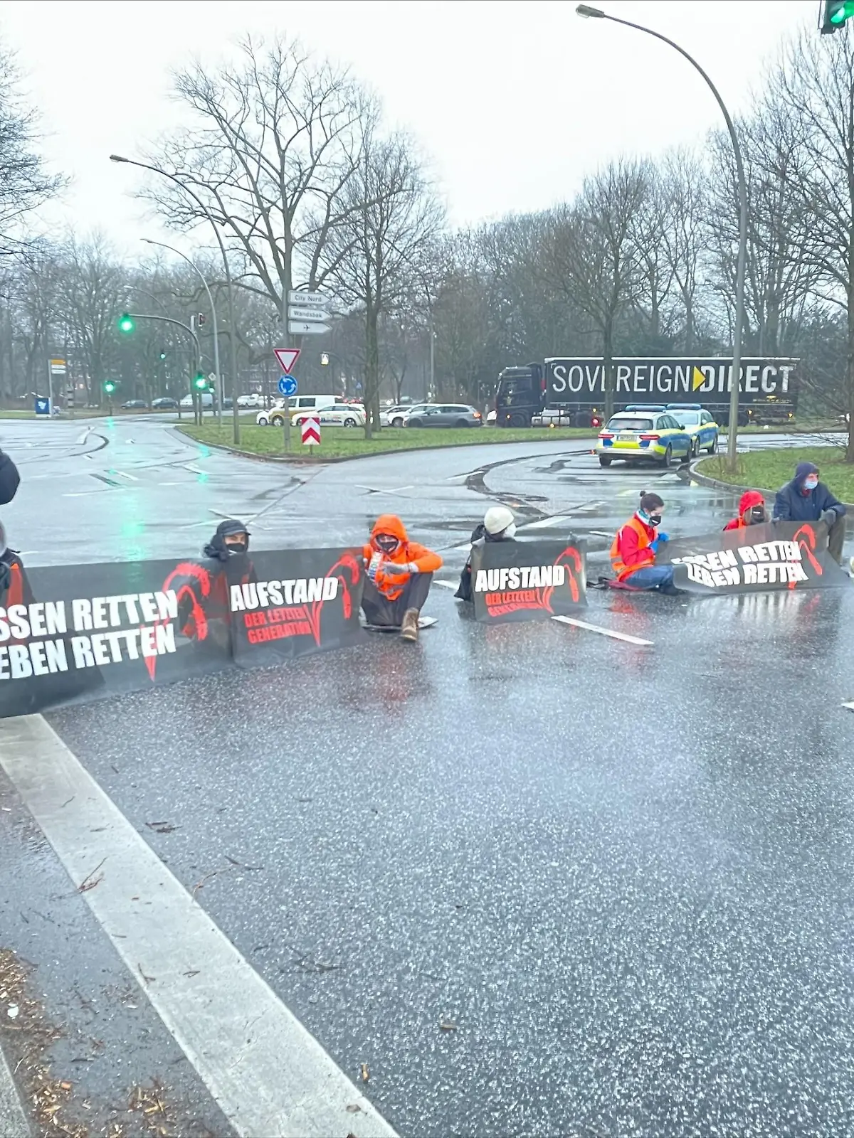 Klima-Aktivisten sorgen für Verkehrsbehinderungen in Hamburg