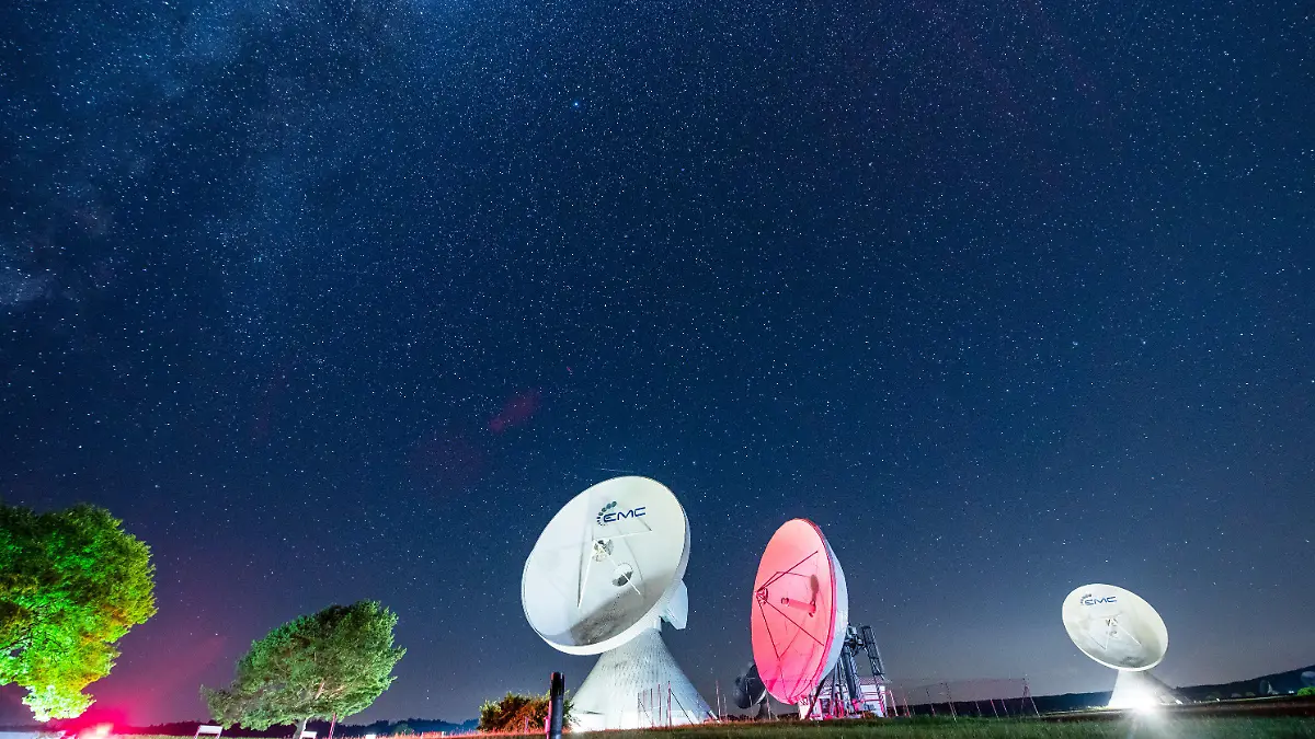 28.07.2020, Bayern, Raisting Am Ammersee: Der Sternenhimmel leuchtet über der Erdfunkstation im Süden des oberbayerischen Ammersee. Die sogenannten Aquariden-Meteore erreichen in der Nacht auf den 29. Juli 2020 ihr Maximum. Foto: Peter Kneffel/dpa +++ dpa-Bildfunk +++