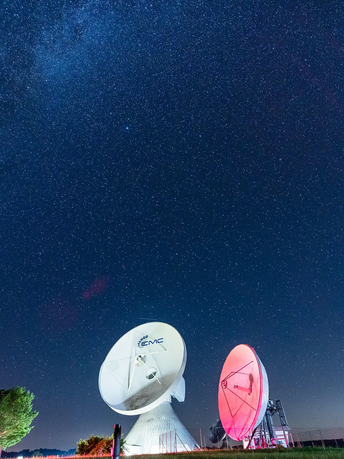 28.07.2020, Bayern, Raisting Am Ammersee: Der Sternenhimmel leuchtet über der Erdfunkstation im Süden des oberbayerischen Ammersee. Die sogenannten Aquariden-Meteore erreichen in der Nacht auf den 29. Juli 2020 ihr Maximum. Foto: Peter Kneffel/dpa +++ dpa-Bildfunk +++