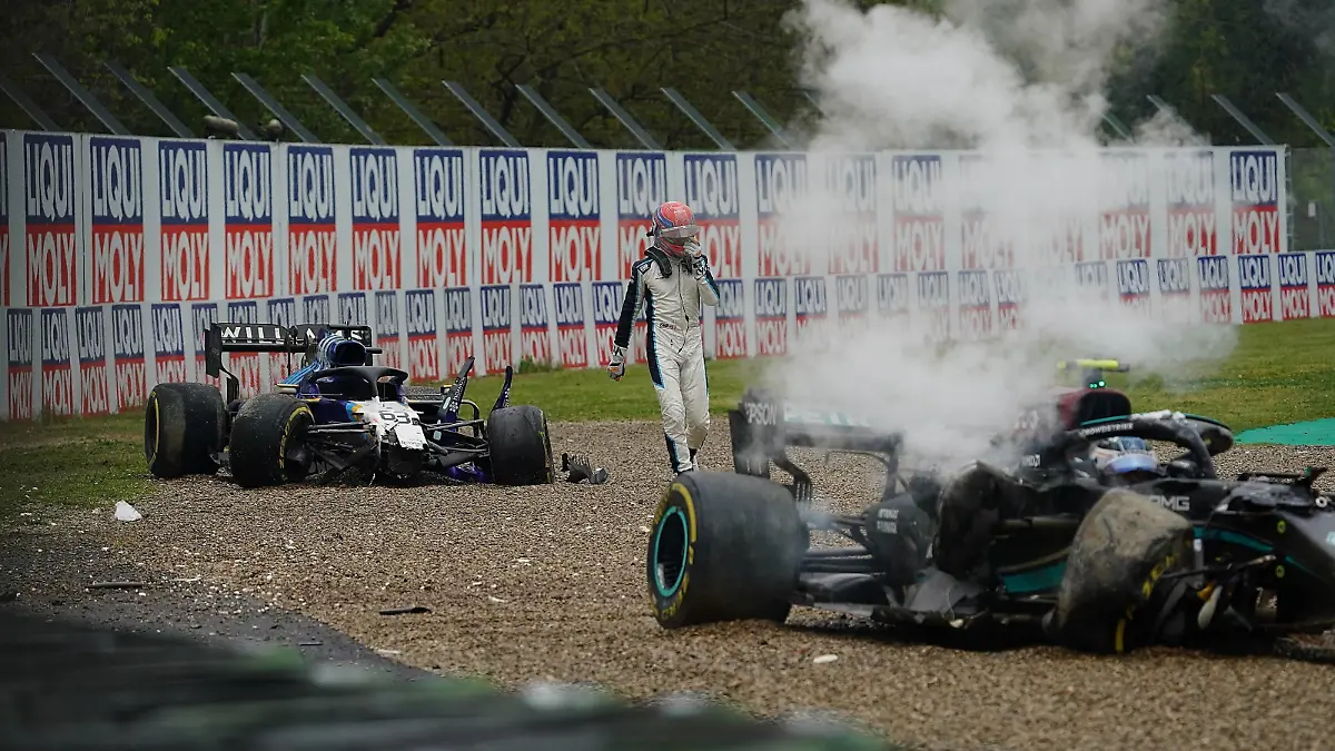 Russell auf dem Weg zum zerstörten Wagen von Bottas