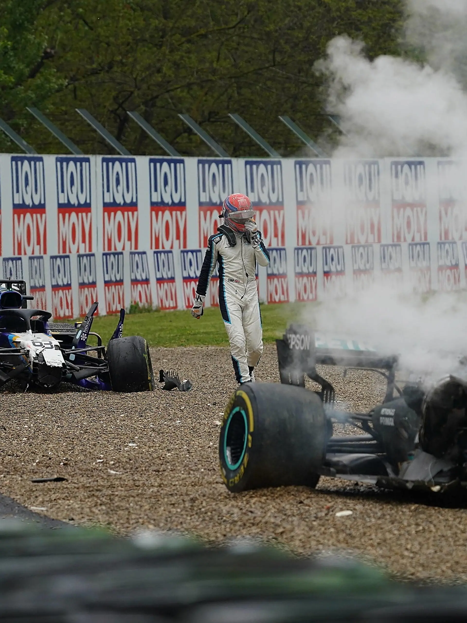 Russell auf dem Weg zum zerstörten Wagen von Bottas