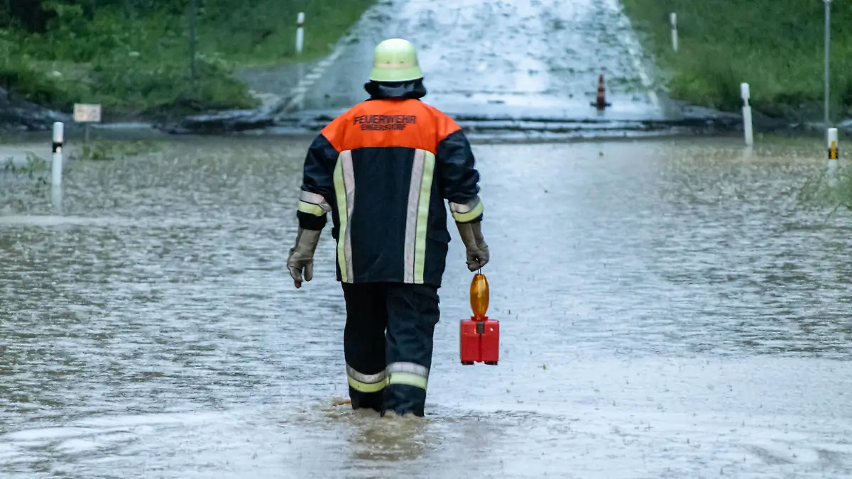  News ID: EN 22-06-05 220605UnwetterBayern Heftige Unwetter am Pfingssonntag in Bayern Im Süden von Bayern haben heftige Gewitter mit Unwetterpotential für Schäden gesorgt. Am Nachmittag bildeten sich aus der Schweiz heraus, zum Teil heftige Gewitter. Südlichöstlich von München zogen die Unwetter in Richtung Nordosten. Schwere Sturmböen ließen zahlreiche Bäume umstürzen, wie auf der B299 zwischen Aich und Egglkofen sowie bei Lohkirchen. Auf den Autobahnen beeinträchtige der Starkregen die Sicht. Zudem gab es auf der A99 und A94, Aquaplaning. Der viele starke Regen versetzte auch die Bäche und Flüsse in reißende Ströme wie bei Neumark-Sankt Veit. Teilweise konnten die Bäche das Wasser nicht mehr aufnehmen und liefen über. In der gleich
