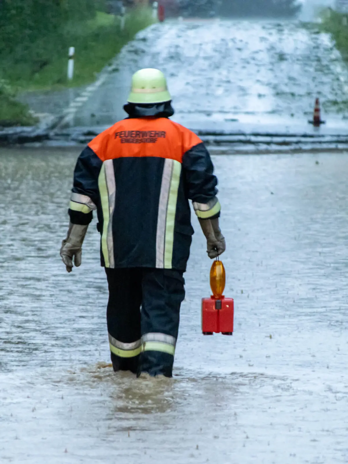  News ID: EN 22-06-05 220605UnwetterBayern Heftige Unwetter am Pfingssonntag in Bayern Im Süden von Bayern haben heftige Gewitter mit Unwetterpotential für Schäden gesorgt. Am Nachmittag bildeten sich aus der Schweiz heraus, zum Teil heftige Gewitter. Südlichöstlich von München zogen die Unwetter in Richtung Nordosten. Schwere Sturmböen ließen zahlreiche Bäume umstürzen, wie auf der B299 zwischen Aich und Egglkofen sowie bei Lohkirchen. Auf den Autobahnen beeinträchtige der Starkregen die Sicht. Zudem gab es auf der A99 und A94, Aquaplaning. Der viele starke Regen versetzte auch die Bäche und Flüsse in reißende Ströme wie bei Neumark-Sankt Veit. Teilweise konnten die Bäche das Wasser nicht mehr aufnehmen und liefen über. In der gleich