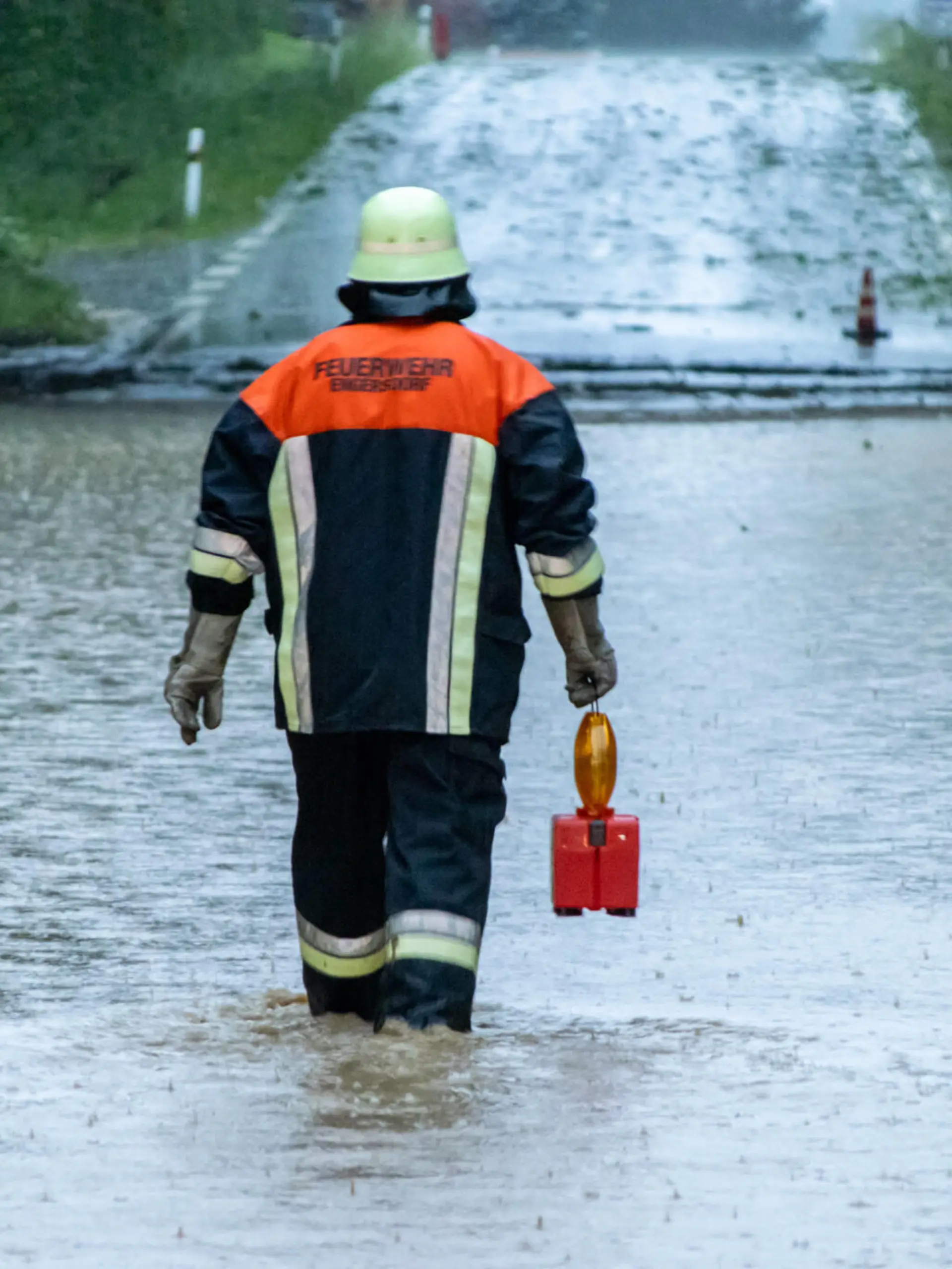  News ID: EN 22-06-05 220605UnwetterBayern Heftige Unwetter am Pfingssonntag in Bayern Im Süden von Bayern haben heftige Gewitter mit Unwetterpotential für Schäden gesorgt. Am Nachmittag bildeten sich aus der Schweiz heraus, zum Teil heftige Gewitter. Südlichöstlich von München zogen die Unwetter in Richtung Nordosten. Schwere Sturmböen ließen zahlreiche Bäume umstürzen, wie auf der B299 zwischen Aich und Egglkofen sowie bei Lohkirchen. Auf den Autobahnen beeinträchtige der Starkregen die Sicht. Zudem gab es auf der A99 und A94, Aquaplaning. Der viele starke Regen versetzte auch die Bäche und Flüsse in reißende Ströme wie bei Neumark-Sankt Veit. Teilweise konnten die Bäche das Wasser nicht mehr aufnehmen und liefen über. In der gleich
