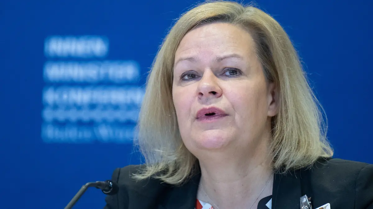 28.01.2021, Baden-Württemberg, Stuttgart: Nancy Faeser, (SPD) Bundesministerin für Inneres und Heimat, spricht beim Treffen der Innenminister in Stuttgart bei einer Pressekonferenz zu Journalisten. Im Rahmen des Treffens ist der IMK-Vorsitz von Baden-Württemberg an Bayern übergeben worden. Foto: Bernd Weißbrod/dpa +++ dpa-Bildfunk +++