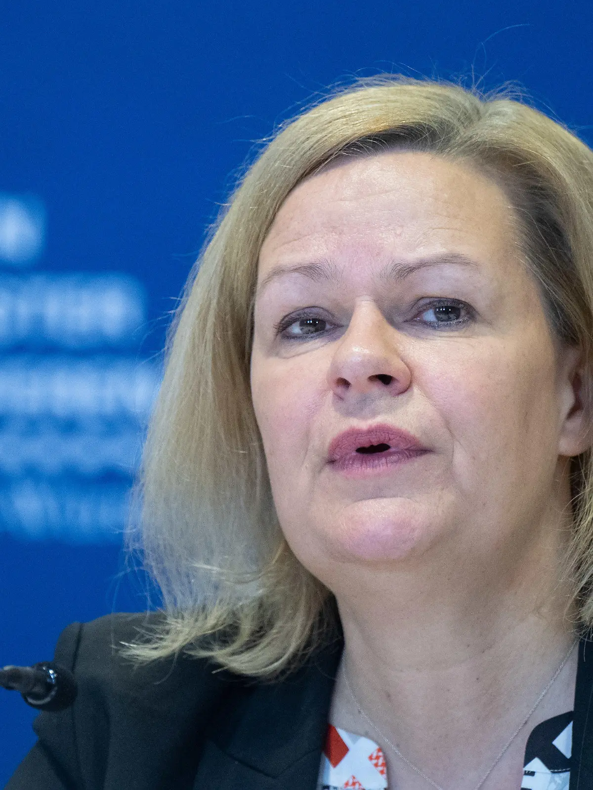 28.01.2021, Baden-Württemberg, Stuttgart: Nancy Faeser, (SPD) Bundesministerin für Inneres und Heimat, spricht beim Treffen der Innenminister in Stuttgart bei einer Pressekonferenz zu Journalisten. Im Rahmen des Treffens ist der IMK-Vorsitz von Baden-Württemberg an Bayern übergeben worden. Foto: Bernd Weißbrod/dpa +++ dpa-Bildfunk +++