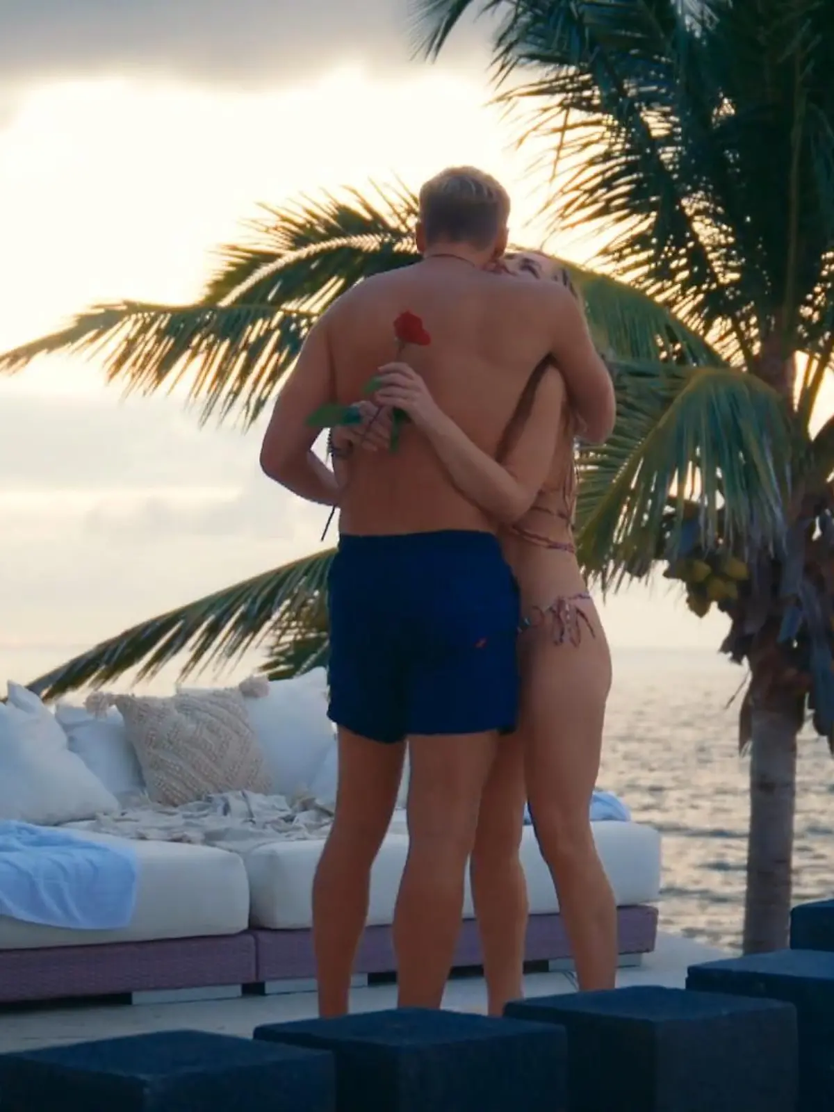 Am Ende des Einzeldates bekommt Jana-Maria eine Rose vom Bachelor. Perfekter Abschluss!