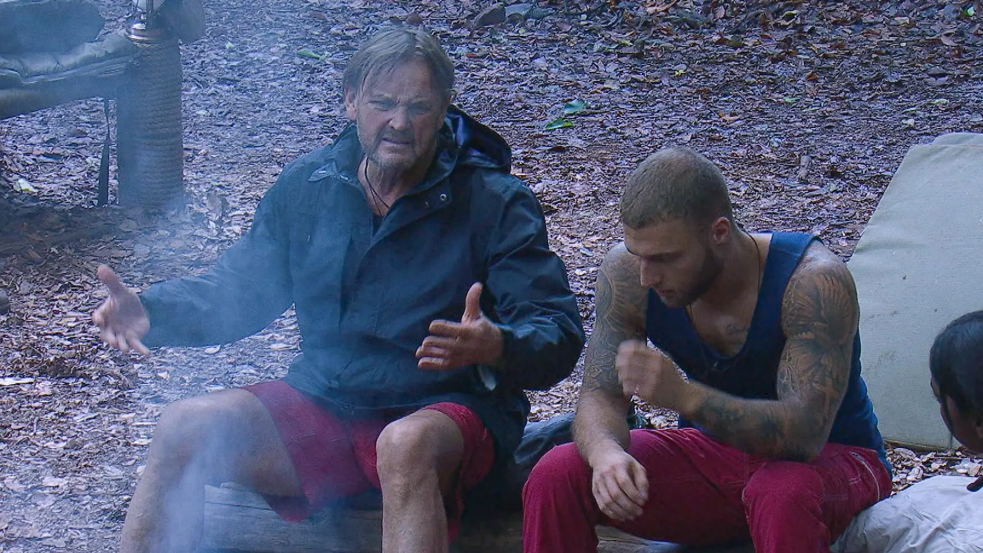 ACHTUNG: SPERRFRIST FÜR ALLE MEDIEN BIS SONNTAG, 30.01.2022, 23.45 UHR !!!   Tag 10 im Camp.  Lindas Worte haben Peter Althof (l.) sichtlich getroffen. Mit ernster Miene sitzt er am Lagerfeuer und grummelt. Neben ihm Filip Pavlovic.

Die Verwendung des sendungsbezogenen Materials ist nur mit dem Hinweis und Verlinkung auf RTL+ gestattet.