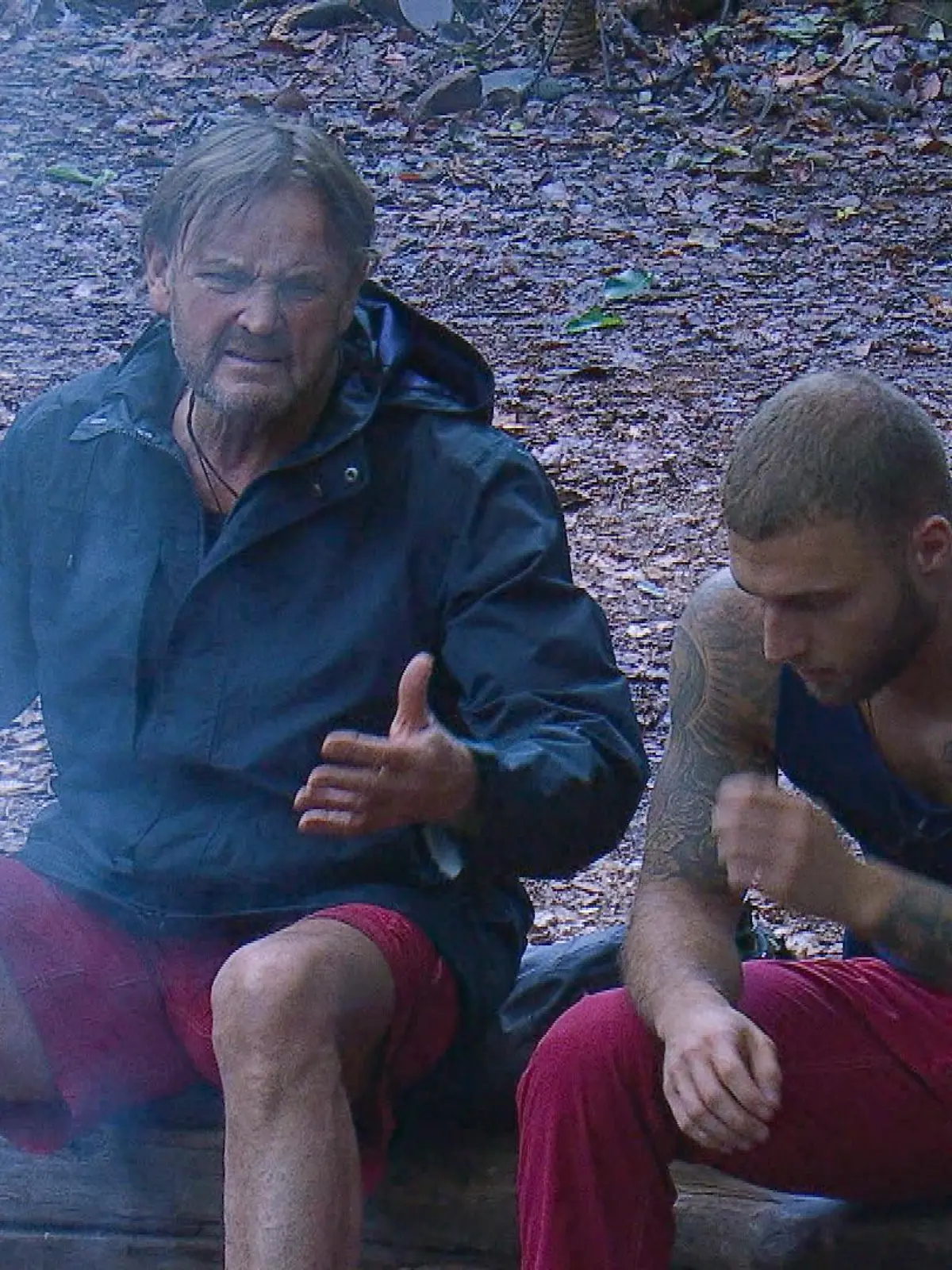 ACHTUNG: SPERRFRIST FÜR ALLE MEDIEN BIS SONNTAG, 30.01.2022, 23.45 UHR !!!   Tag 10 im Camp.  Lindas Worte haben Peter Althof (l.) sichtlich getroffen. Mit ernster Miene sitzt er am Lagerfeuer und grummelt. Neben ihm Filip Pavlovic.

Die Verwendung des sendungsbezogenen Materials ist nur mit dem Hinweis und Verlinkung auf RTL+ gestattet.