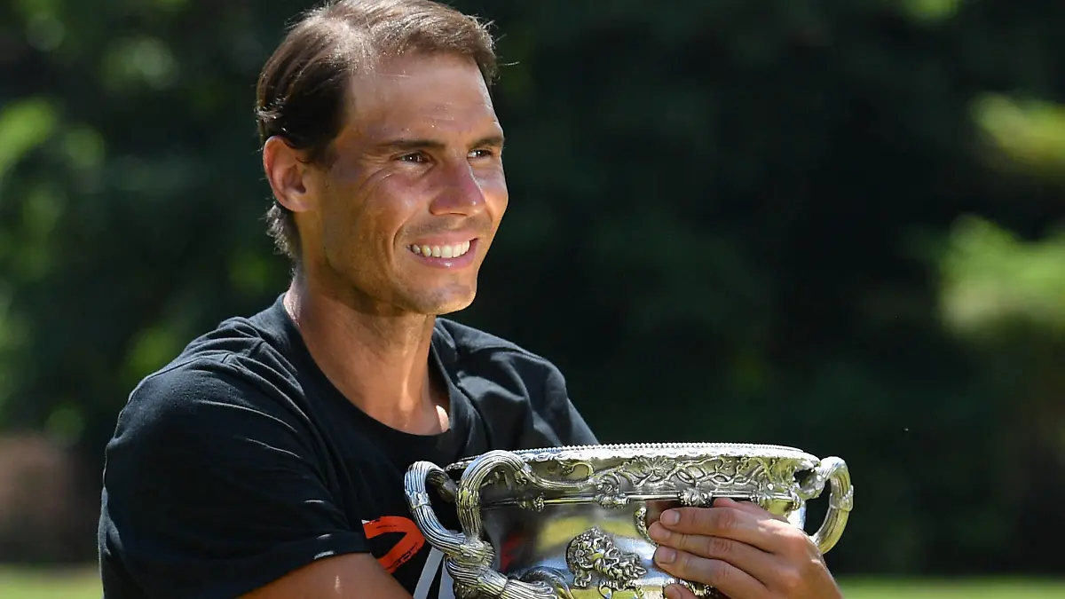  RAFAEL NADAL AUSTRALIAN OPEN 2022, Rafael Nadal of Spain poses for a photograph with the Norman Brookes Challenge Cup in Melbourne, Monday, January 31, 2022. Nadal won a record 21st Grand Slam and his second Australian Open title on Sunday after a thrilling five set victory over Daniil Medvedev of Russia.  ACHTUNG: NUR REDAKTIONELLE NUTZUNG, KEINE ARCHIVIERUNG UND KEINE BUCHNUTZUNG MELBOURNE VICTORIA AUSTRALIA PUBLICATIONxINxGERxSUIxAUTxONLY Copyright: xJOELxCARRETTx 20220131001618641759