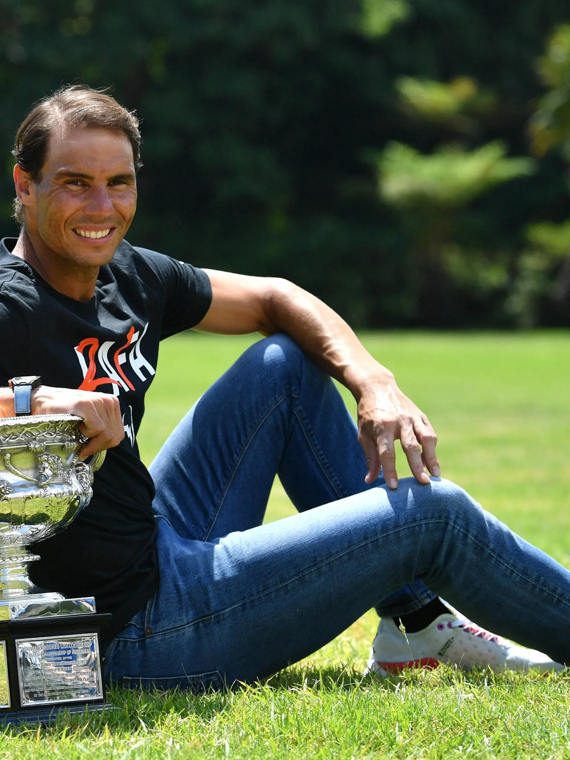  RAFAEL NADAL AUSTRALIAN OPEN 2022, Rafael Nadal of Spain poses for a photograph with the Norman Brookes Challenge Cup in Melbourne, Monday, January 31, 2022. Nadal won a record 21st Grand Slam and his second Australian Open title on Sunday after a thrilling five set victory over Daniil Medvedev of Russia.  ACHTUNG: NUR REDAKTIONELLE NUTZUNG, KEINE ARCHIVIERUNG UND KEINE BUCHNUTZUNG MELBOURNE VICTORIA AUSTRALIA PUBLICATIONxINxGERxSUIxAUTxONLY Copyright: xJOELxCARRETTx 20220131001618641783