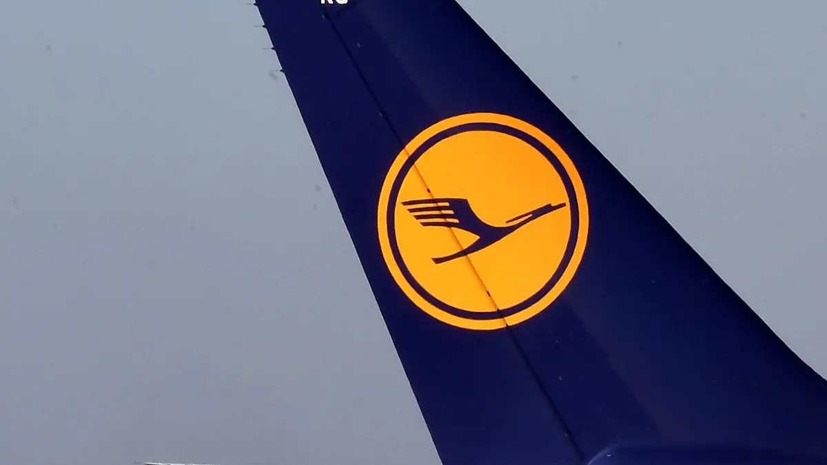 ARCHIV - Ein Flugzeug der Lufthansa fährt am 29.11.2016 in München (Bayern) am Flughafen nach der Landung über das Rollfeld. (zu dpa «Piloten nehmen Verhandlungen mit Lufthansa wieder auf - Keine Streiks» vom 09.12.2016) Foto: Peter Kneffel/dpa +++(c) dpa - Bildfunk+++