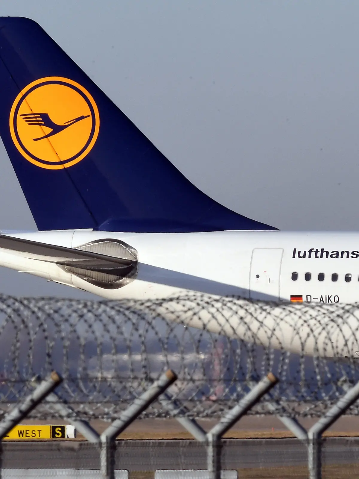 ARCHIV - Ein Flugzeug der Lufthansa fährt am 29.11.2016 in München (Bayern) am Flughafen nach der Landung über das Rollfeld. (zu dpa «Piloten nehmen Verhandlungen mit Lufthansa wieder auf - Keine Streiks» vom 09.12.2016) Foto: Peter Kneffel/dpa +++(c) dpa - Bildfunk+++