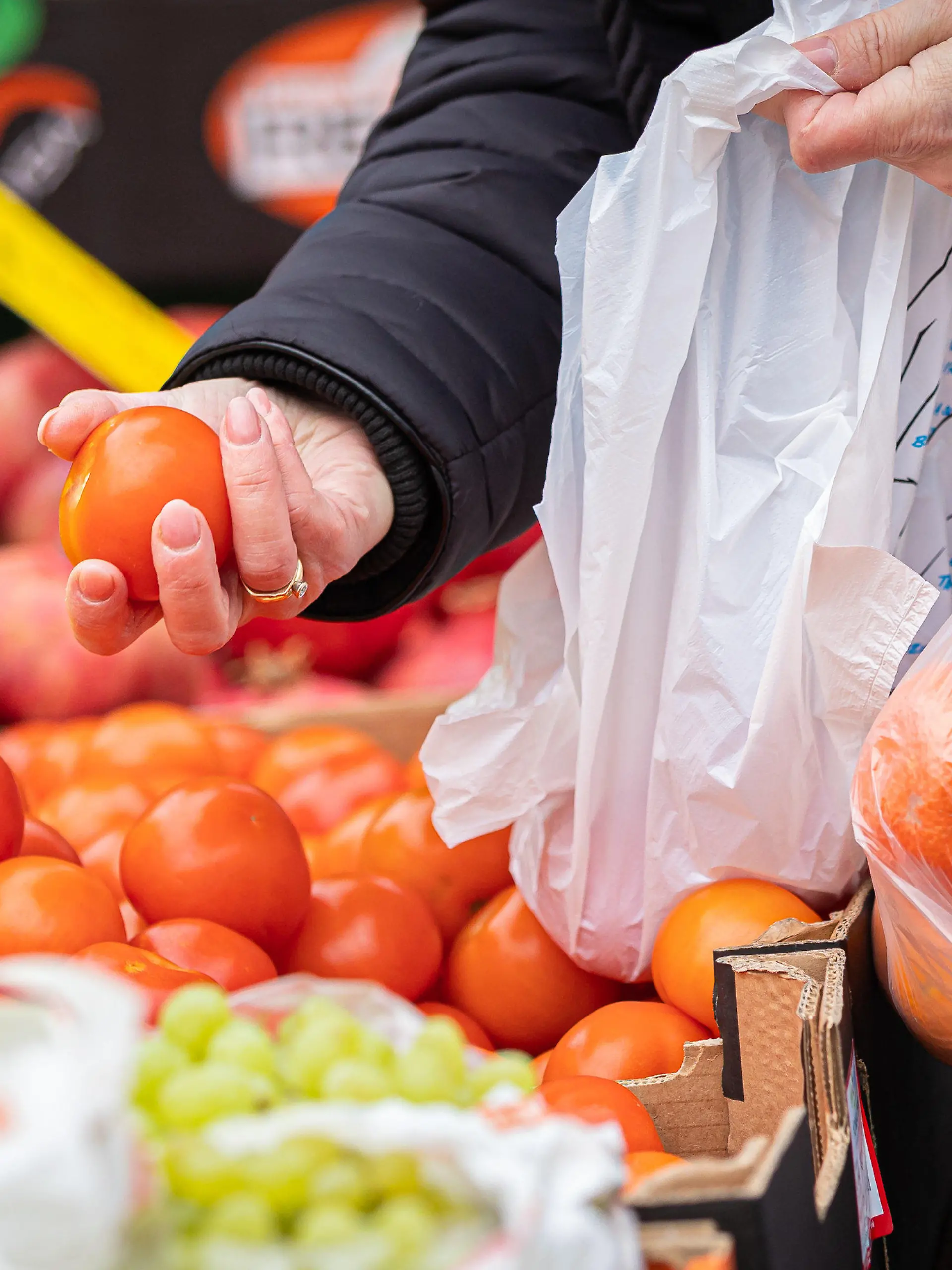 PRODUKTION - 29.01.2022, Niedersachsen, Hannover: Eine Kundin begutachtet eine Tomate an einem Stand auf einem Wochenmarkt. Nach dem Preisschub im Jahr 2021 hoffen Verbraucher in Deutschland auf Entspannung bei der Teuerung. Wie sich die Inflation im Januar 2022 entwickelt hat, gibt das Statistische Bundesamt am Nachmittag (31.01.2022) in einer ersten Schätzung bekannt. Im Dezember 2021 waren die Verbraucherpreise gegenüber dem Vorjahresmonat um 5,3 Prozent gestiegen. Foto: Moritz Frankenberg/dpa +++ dpa-Bildfunk +++