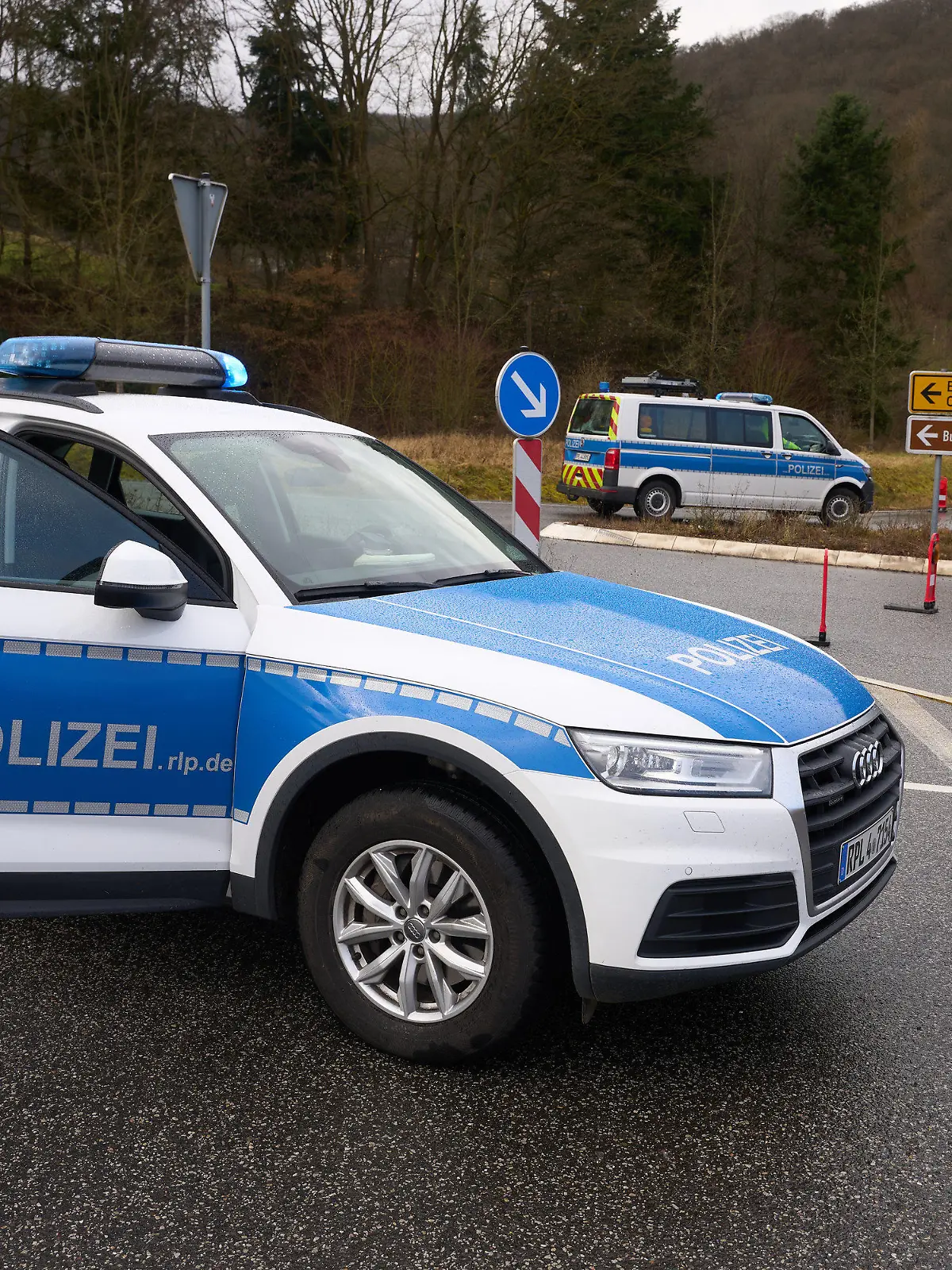 31.01.2022, Rheinland-Pfalz, Kusel: Polizeibeamte sperren die Zufahrt zum Tatort, wo zwei Polizeibeamte bei einer Verkehrskontrolle erschossen wurden. Die tödlichen Schüsse fielen nach Polizei-Angaben bei einer routinemäßigen Verkehrskontrolle. Foto: Thomas Frey/dpa +++ dpa-Bildfunk +++