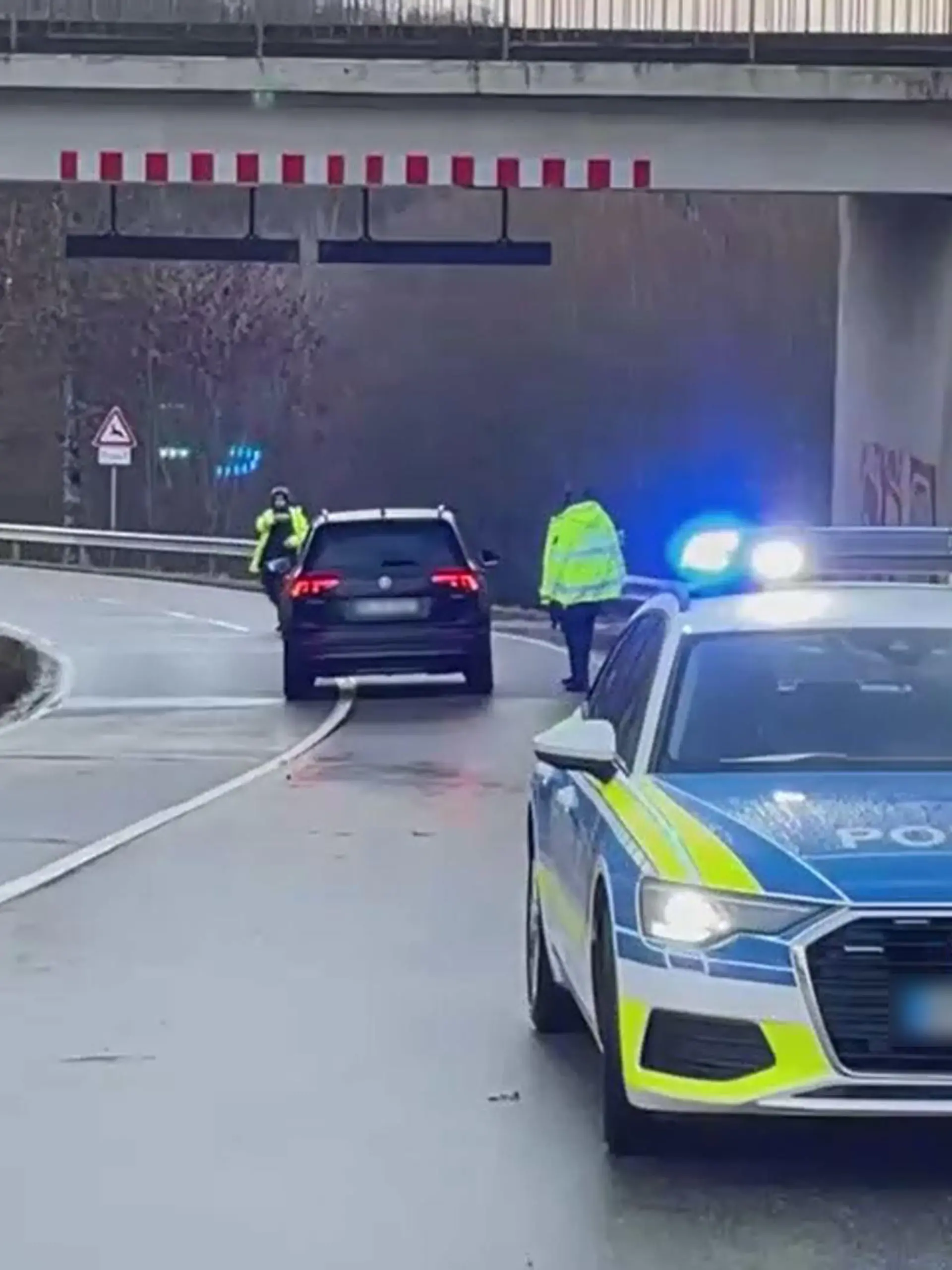 Zwei Polizisten bei Verkehrskontrolle in Rheinland-Pfalz erschossen.