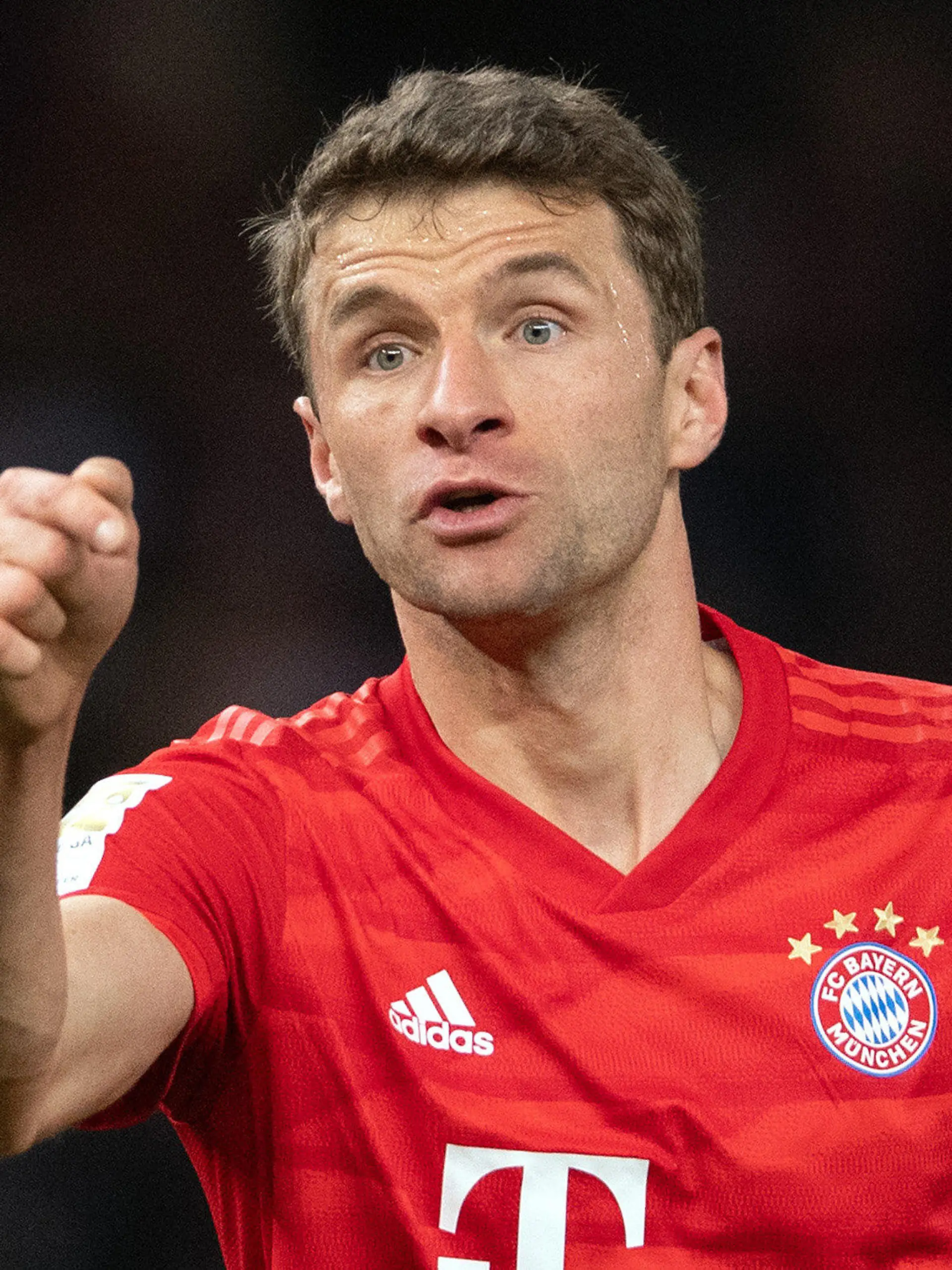 ARCHIV - 19.01.2020, Berlin: Fußball: Bundesliga, Hertha BSC - FC Bayern München, 18. Spieltag im Olympiastadion. Thomas Müller vom FC Bayern hebt den Arm. Er kann sein Comeback nach einer Corona-Infektion samt Isolation kaum noch erwarten. Er habe «die Quarantäne bisher wirklich meisterhaft überstanden», berichtete Müller in den sozialen Netzwerken. Foto: Soeren Stache/dpa-Zentralbild/dpa +++ dpa-Bildfunk +++