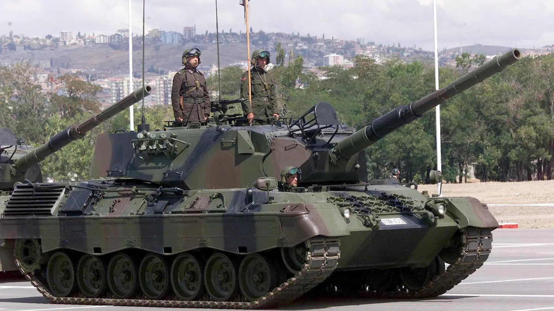 Ein in Deutschland hergestellter Panzer vom Typ Leopard der türkischen Armee während einer Militärparade zum 30. Jahrestag des Victory Days am 30.8.2000 in Ankara (Archivfoto). Deutschlands Rüstungsfirmen haben 2003 vier Mal so viel Kriegsmaterial exportiert wie im Jahr davor. Das geht nach Informationen der «Financial Times Deutschland» (vom 01.12.2004) aus dem neuen Rüstungsexportbericht der Bundesregierung hervor. Die Ausfuhren beliefen sich nach Angaben aus Regierungskreisen auf 1,3 Milliarden Euro; 2002 waren es 318 Millionen Euro. Das Bundeskabinett ist am 01.12. in Berlin zusammengekommen, um u.a. über die Rüstungsexporte zu beraten. Foto. Tarik Tinazay +++(c) dpa - Report+++