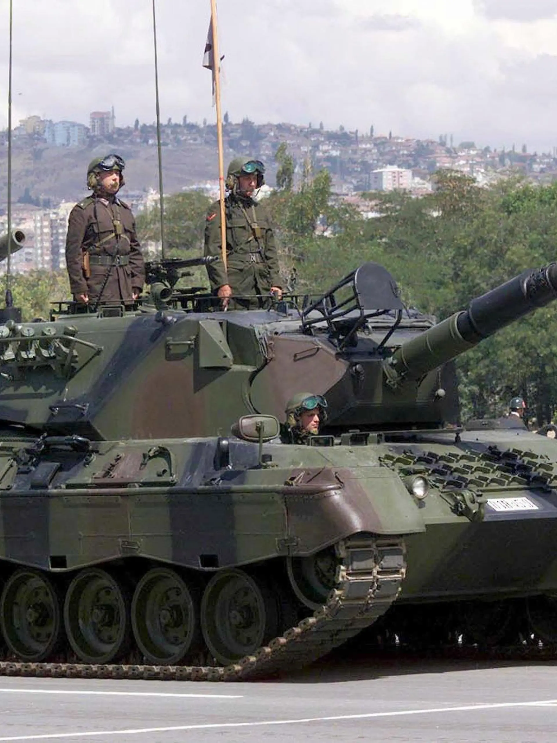 Ein in Deutschland hergestellter Panzer vom Typ Leopard der türkischen Armee während einer Militärparade zum 30. Jahrestag des Victory Days am 30.8.2000 in Ankara (Archivfoto). Deutschlands Rüstungsfirmen haben 2003 vier Mal so viel Kriegsmaterial exportiert wie im Jahr davor. Das geht nach Informationen der «Financial Times Deutschland» (vom 01.12.2004) aus dem neuen Rüstungsexportbericht der Bundesregierung hervor. Die Ausfuhren beliefen sich nach Angaben aus Regierungskreisen auf 1,3 Milliarden Euro; 2002 waren es 318 Millionen Euro. Das Bundeskabinett ist am 01.12. in Berlin zusammengekommen, um u.a. über die  Rüstungsexporte zu beraten. Foto. Tarik Tinazay +++(c) dpa - Report+++