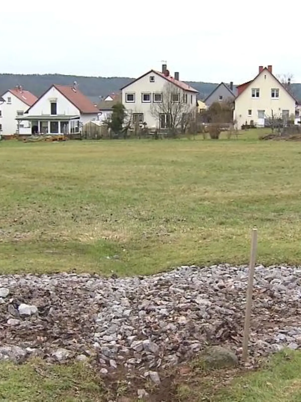 Noch immer prägen Notunterkünfte, zerstörte Häuser und Landschaften das Bild an der Ahr und Erft. Im Juli 2021 hatte ein Starkregen fast 200 Menschenleben gefordert und ganze Orte komplett zerstört. Kann das in Hessen auch passieren? Und wie können wir uns auf den Fall der Fälle vorbereiten? Sogenannte Fließpfadkarten sollen helfen – mehr im Video!