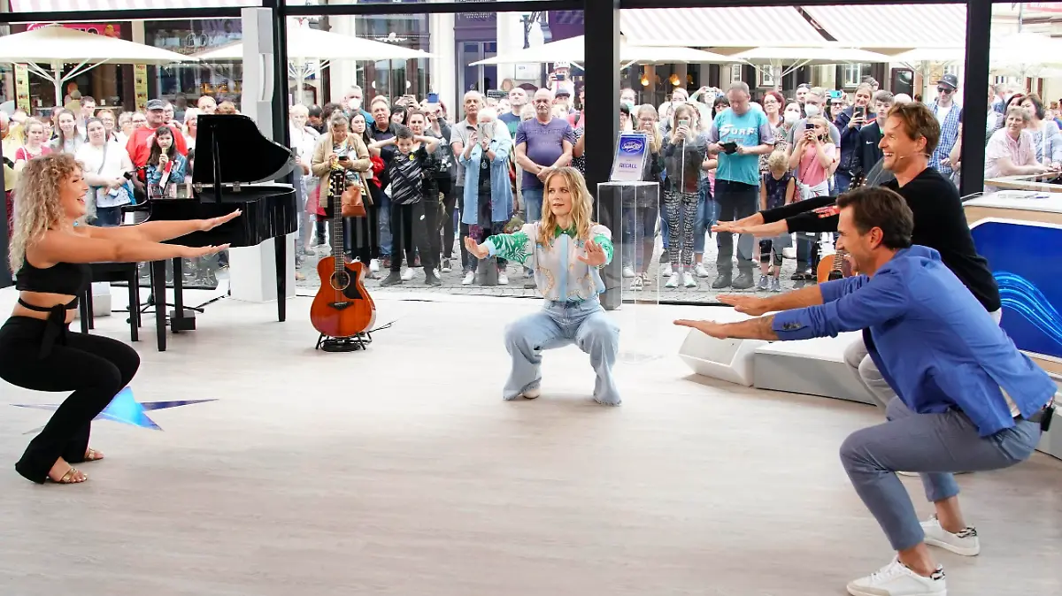 Julia Haß (l.) aus Hamburg beim Fitnesstraining mit den Jurymitgliedern Ilse DeLange, Toby Gad und Florian Silbereisen (r.).

Die Verwendung des sendungsbezogenen Materials ist nur mit dem Hinweis und Verlinkung auf RTL+ gestattet.