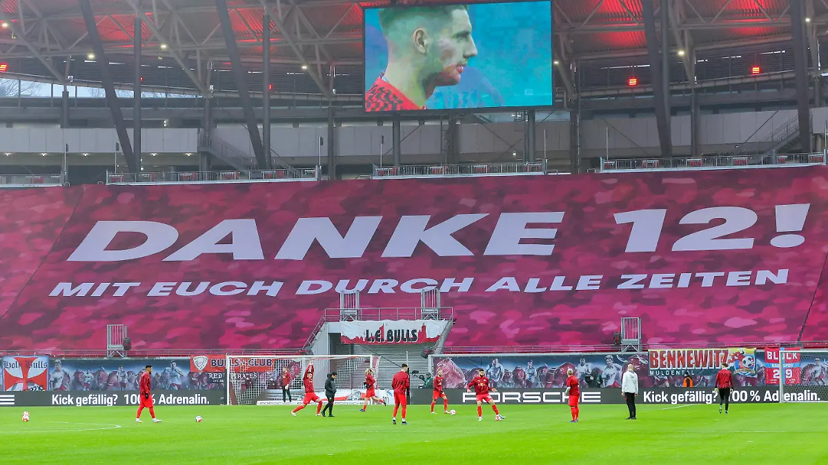 ARCHIV - 18.12.2021, Sachsen, Leipzig: Fußball: Bundesliga, 17. Spieltag, RB Leipzig - Arminia Bielefeld in der Red-Bull-Arena. Mit einem Spruchband "Danke 12! Mit euch durch alle Zeiten" bedankt sich der Verein bei den nicht anwesenden Fans. (zu dpa «RB Leipzig wagt sich vor - Eilverfahren gegen Corona-Beschränkung») Foto: Jan Woitas/dpa-Zentralbild/dpa - WICHTIGER HINWEIS: Gemäß den Vorgaben der DFL Deutsche Fußball Liga bzw. des DFB Deutscher Fußball-Bund ist es untersagt, in dem Stadion und/oder vom Spiel angefertigte Fotoaufnahmen in Form von Sequenzbildern und/oder videoähnlichen Fotostrecken zu verwerten bzw. verwerten zu lassen. +++ dpa-Bildfunk +++