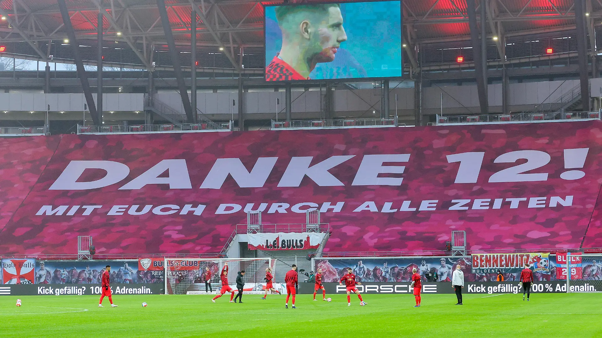 ARCHIV - 18.12.2021, Sachsen, Leipzig: Fußball: Bundesliga, 17. Spieltag, RB Leipzig - Arminia Bielefeld in der Red-Bull-Arena. Mit einem Spruchband "Danke 12! Mit euch durch alle Zeiten" bedankt sich der Verein bei den nicht anwesenden Fans. (zu dpa «RB Leipzig wagt sich vor - Eilverfahren gegen Corona-Beschränkung») Foto: Jan Woitas/dpa-Zentralbild/dpa - WICHTIGER HINWEIS: Gemäß den Vorgaben der DFL Deutsche Fußball Liga bzw. des DFB Deutscher Fußball-Bund ist es untersagt, in dem Stadion und/oder vom Spiel angefertigte Fotoaufnahmen in Form von Sequenzbildern und/oder videoähnlichen Fotostrecken zu verwerten bzw. verwerten zu lassen. +++ dpa-Bildfunk +++