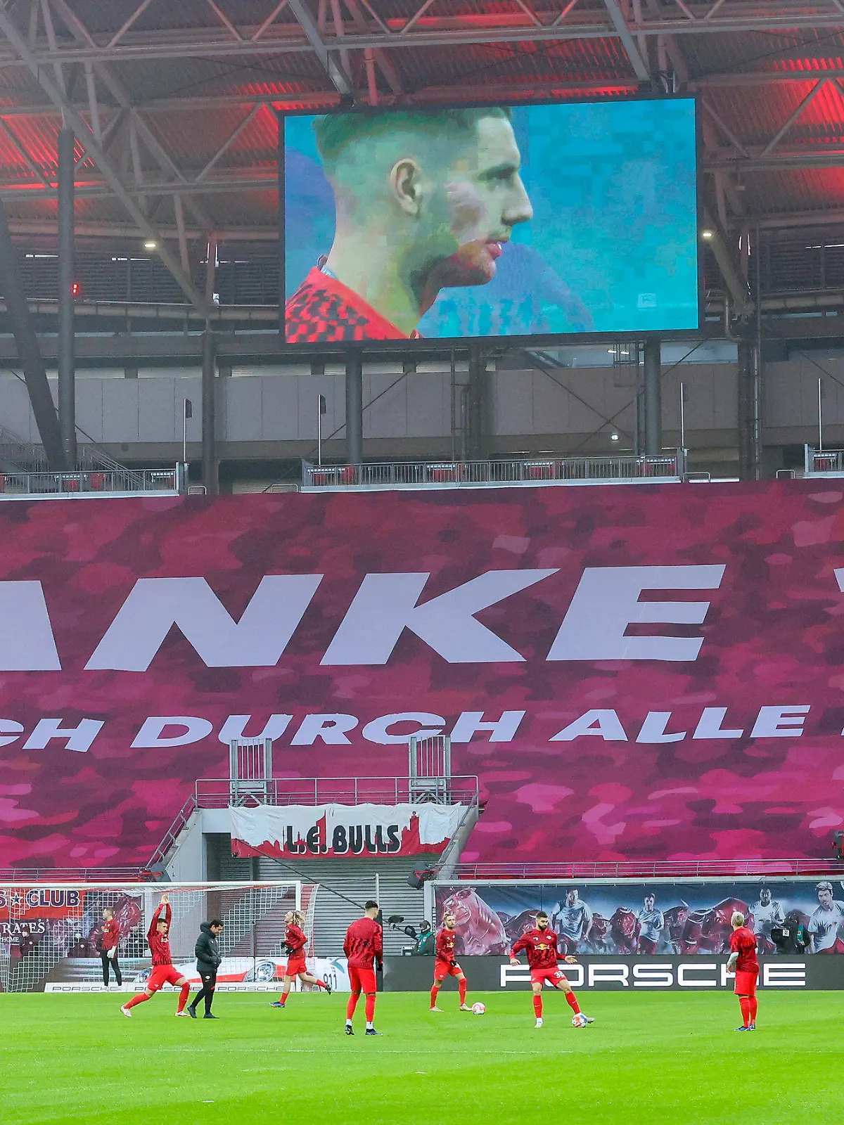 ARCHIV - 18.12.2021, Sachsen, Leipzig: Fußball: Bundesliga, 17. Spieltag, RB Leipzig - Arminia Bielefeld in der Red-Bull-Arena. Mit einem Spruchband "Danke 12! Mit euch durch alle Zeiten" bedankt sich der Verein bei den nicht anwesenden Fans. (zu dpa «RB Leipzig wagt sich vor - Eilverfahren gegen Corona-Beschränkung») Foto: Jan Woitas/dpa-Zentralbild/dpa - WICHTIGER HINWEIS: Gemäß den Vorgaben der DFL Deutsche Fußball Liga bzw. des DFB Deutscher Fußball-Bund ist es untersagt, in dem Stadion und/oder vom Spiel angefertigte Fotoaufnahmen in Form von Sequenzbildern und/oder videoähnlichen Fotostrecken zu verwerten bzw. verwerten zu lassen. +++ dpa-Bildfunk +++