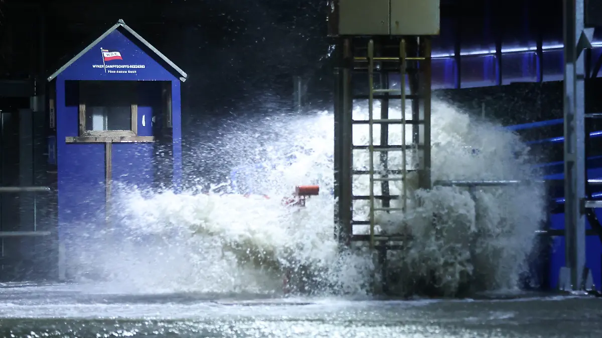 29.01.2022, Schleswig-Holstein, Dagebüll: Der Gischt der aufgepeitschten Nordsee überflutet bei Sturm den Fähranleger Dagebüll. Der Deutsche Wetterdienst DWD warnte vor Sturm am Wochenende durch das Sturmtief «Nadia». Foto: Bodo Marks//dpa +++ dpa-Bildfunk +++