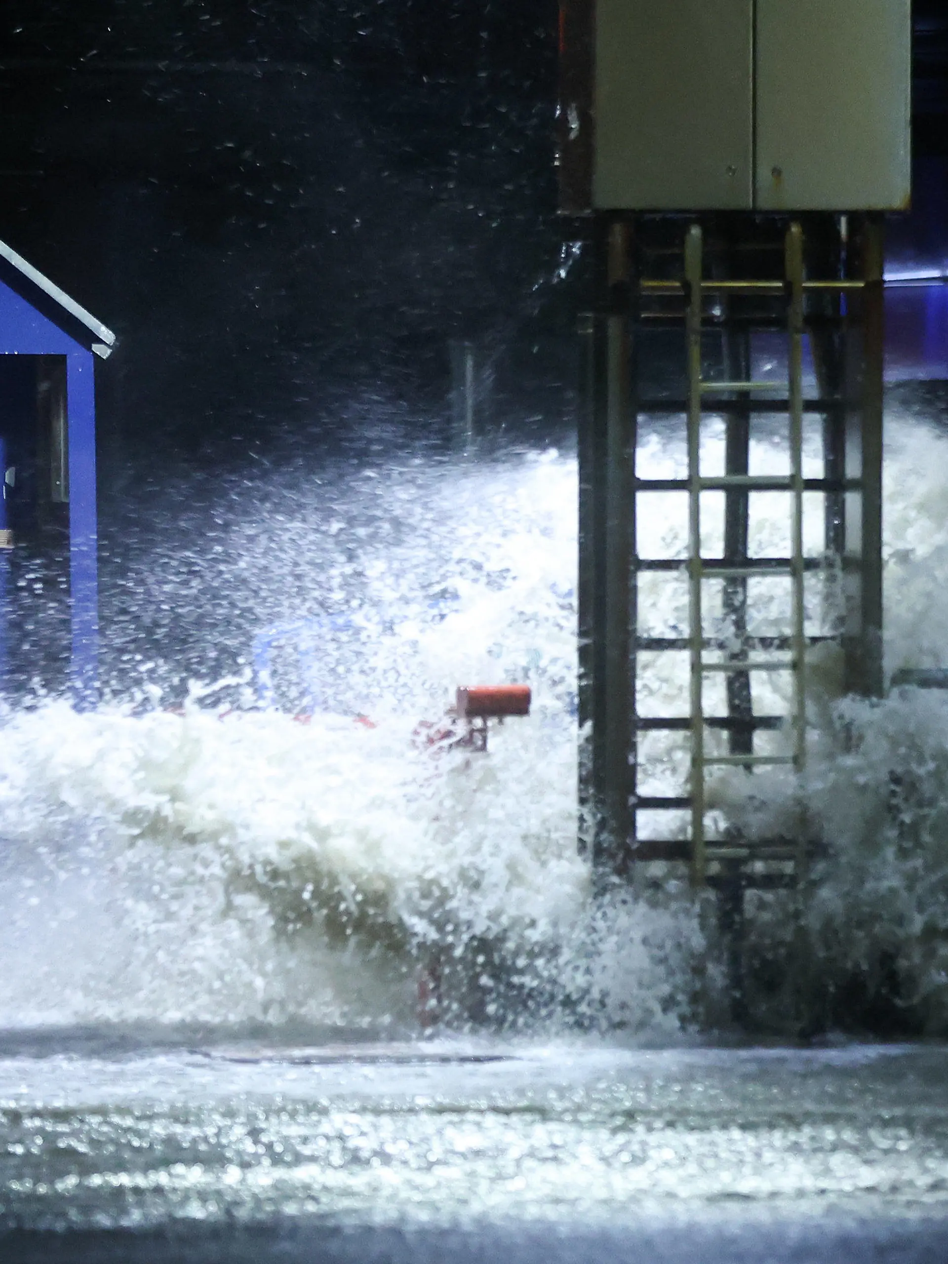 29.01.2022, Schleswig-Holstein, Dagebüll: Der Gischt der aufgepeitschten Nordsee überflutet bei Sturm den Fähranleger Dagebüll. Der Deutsche Wetterdienst DWD warnte vor Sturm am Wochenende durch das Sturmtief «Nadia». Foto: Bodo Marks//dpa +++ dpa-Bildfunk +++